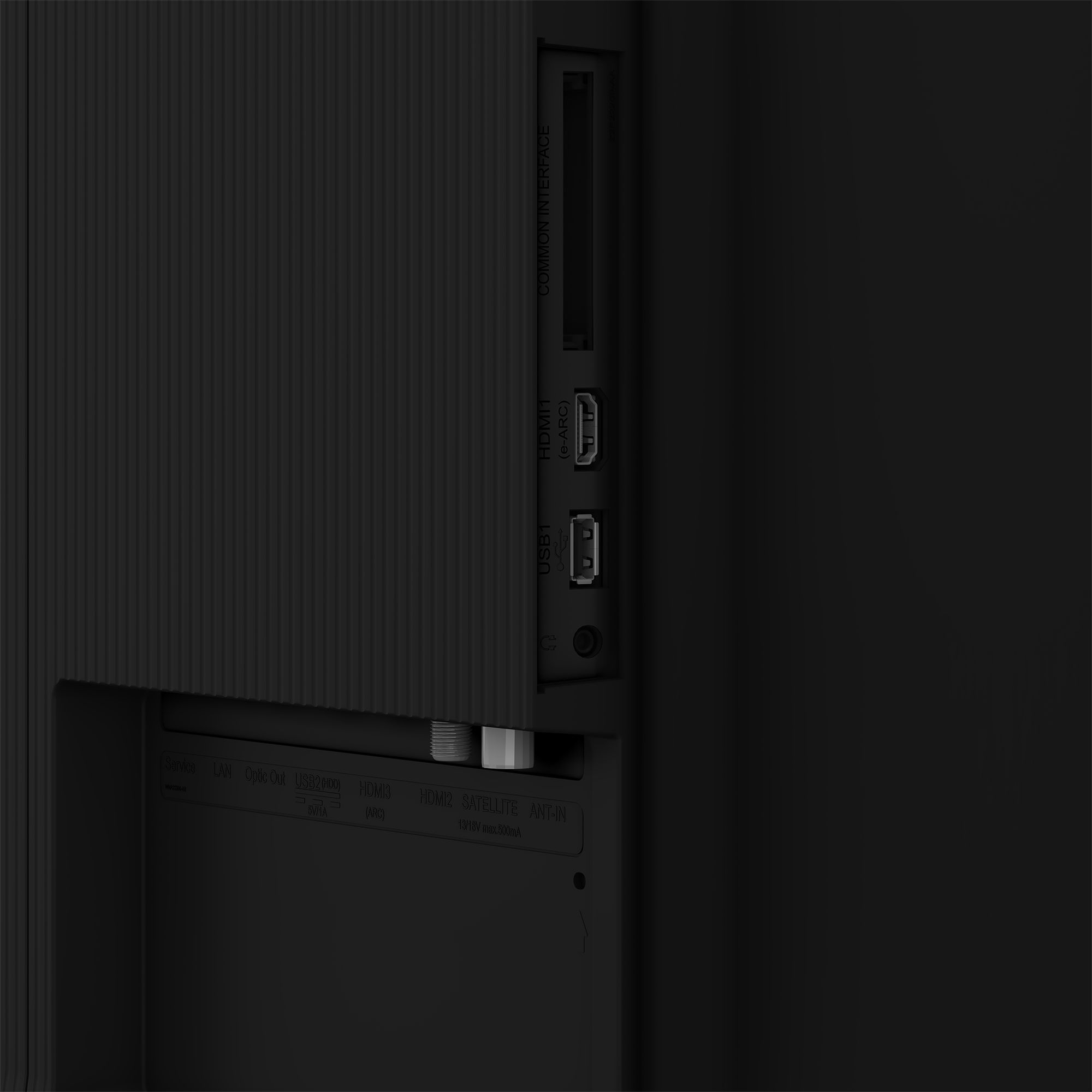 Primer plano de puertos de TV, incluyendo HDMI, USB y otras interfaces de conexión.
