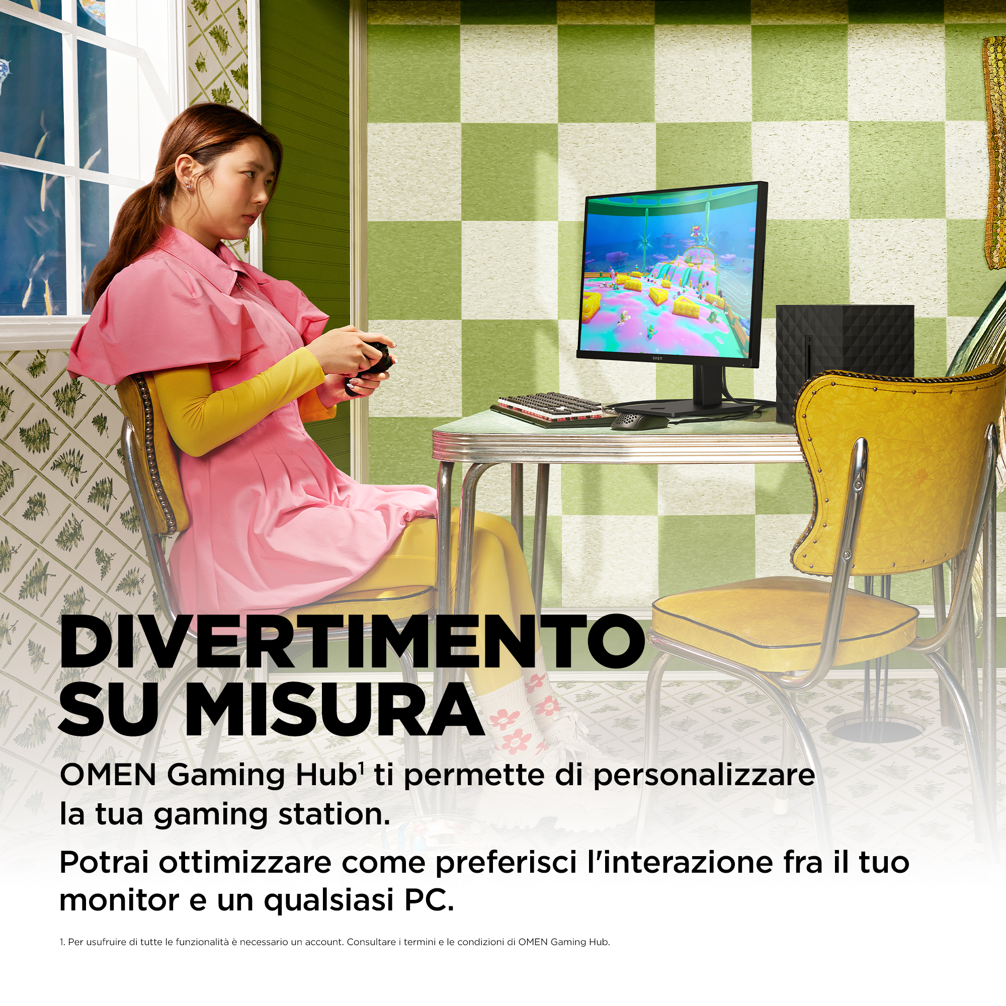 Kobieta w różowej sukience gra na monitorze. Włoski tekst promuje OMEN Gaming Hub.