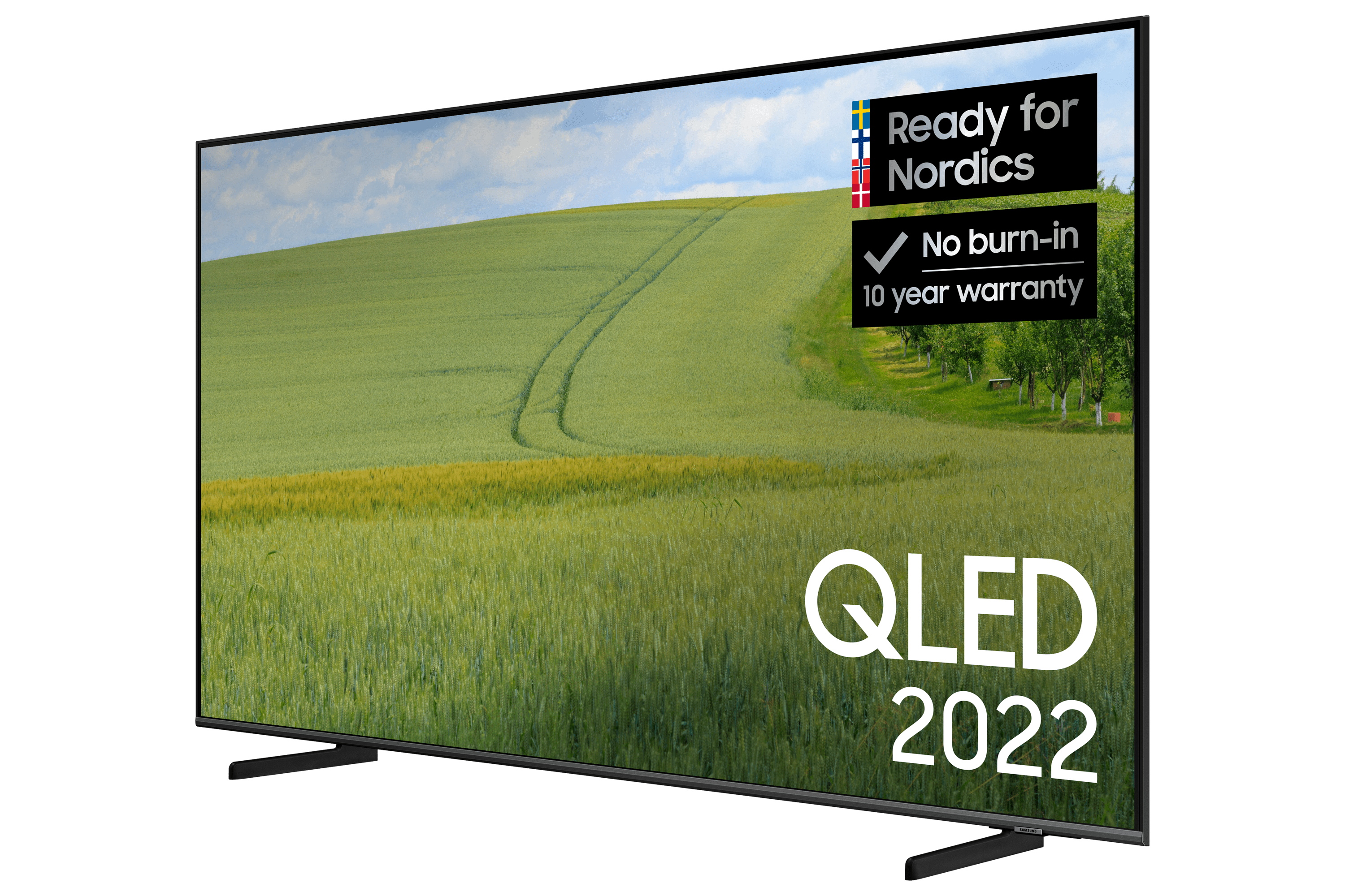 Duży telewizor z zieloną sceną pola, widoczne słowa 'QLED 2022' i naklejka 'Ready for Nordics'.