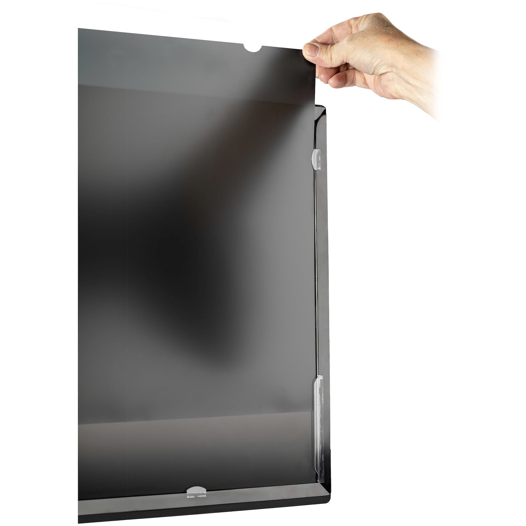 Una mano tira hacia atrás una pantalla gris oscura. Tiras y clips de plástico transparente son visibles. Fondo blanco.