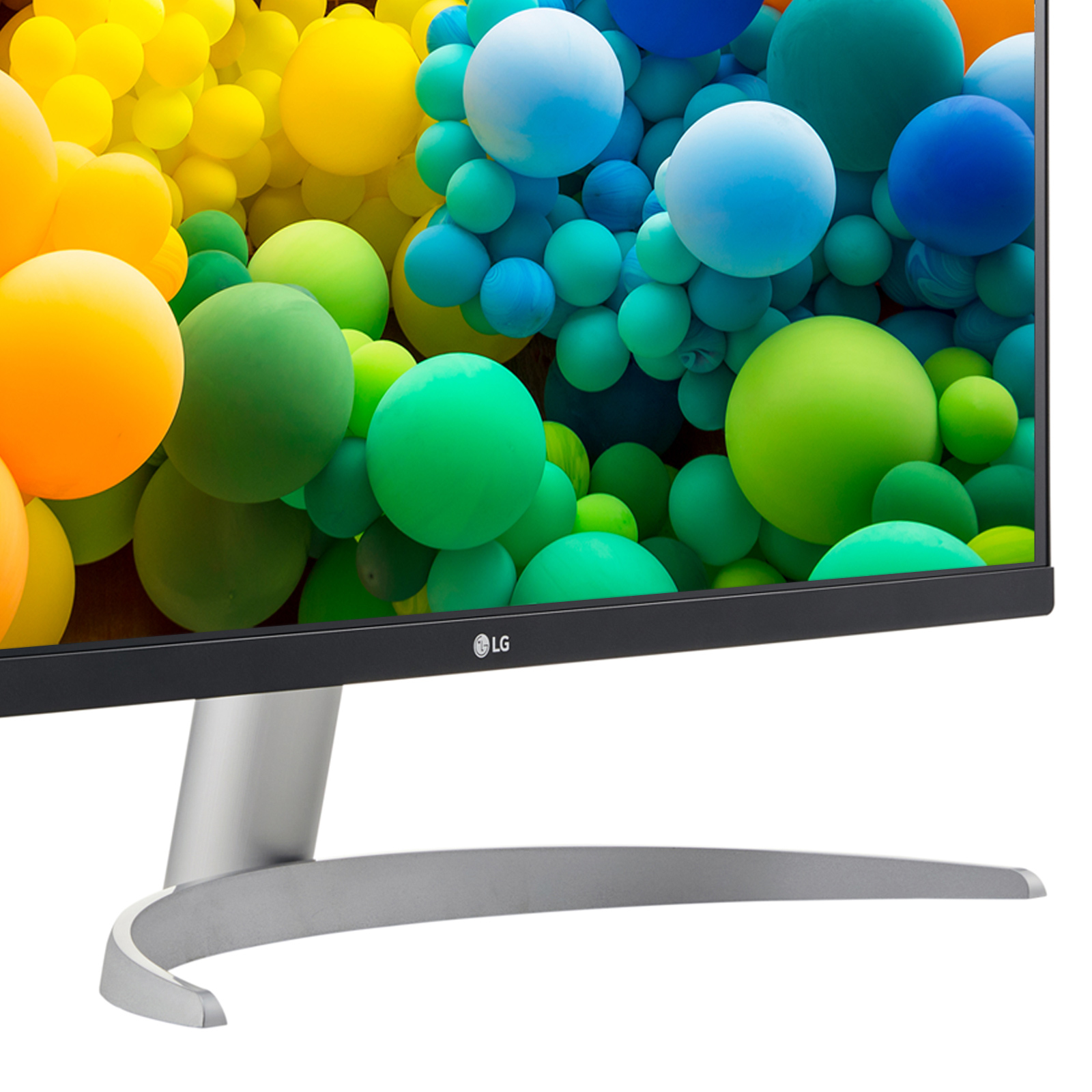 Primo piano della parte inferiore di un monitor LG con un supporto curvo argentato.