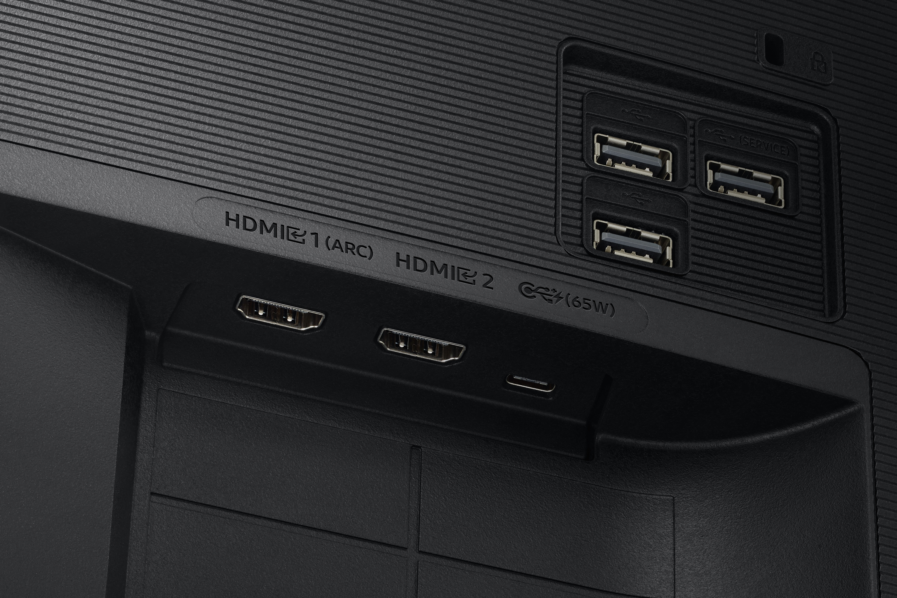 Il retro di un monitor con porte, tra cui HDMI e USB.