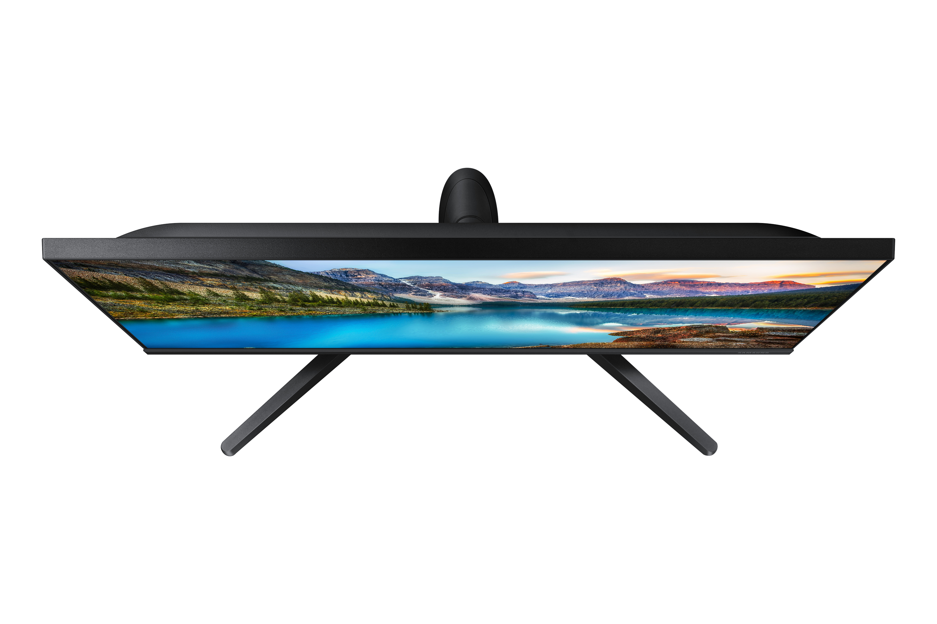 Monitor: Vista dall'alto. Mostra un lago con montagne e alberi. Supporto nero.