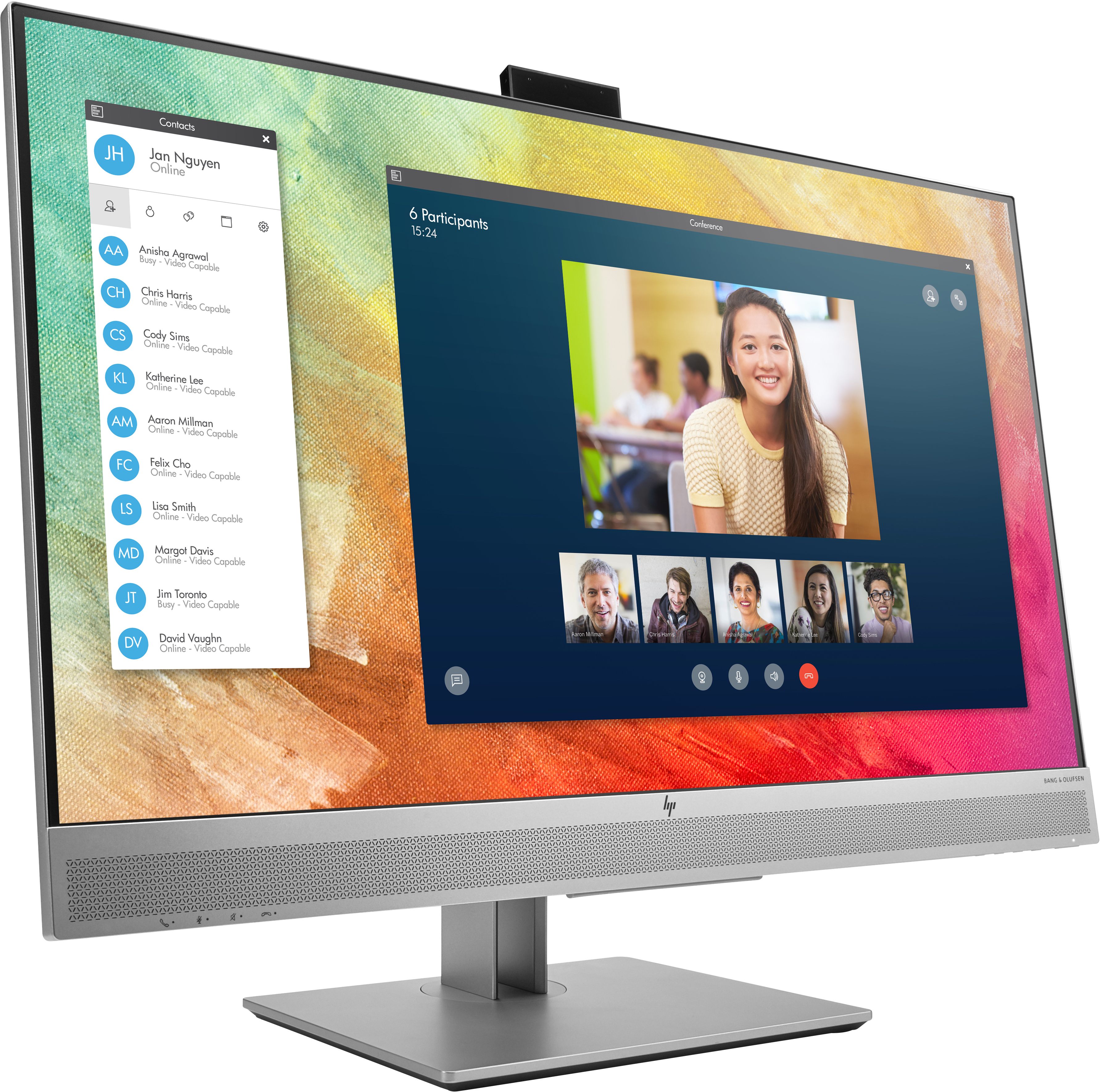 Un monitor che mostra una videoconferenza con diversi partecipanti sullo schermo.