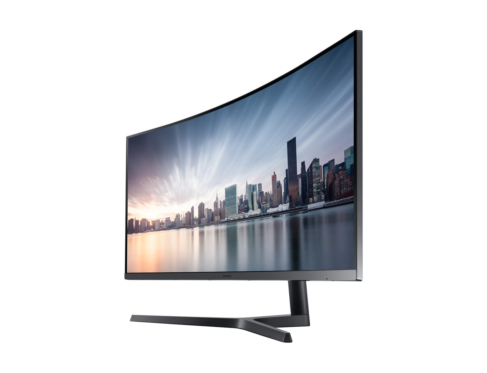 Monitor Samsung curvo, horizonte de la ciudad en pantalla, fondo blanco.