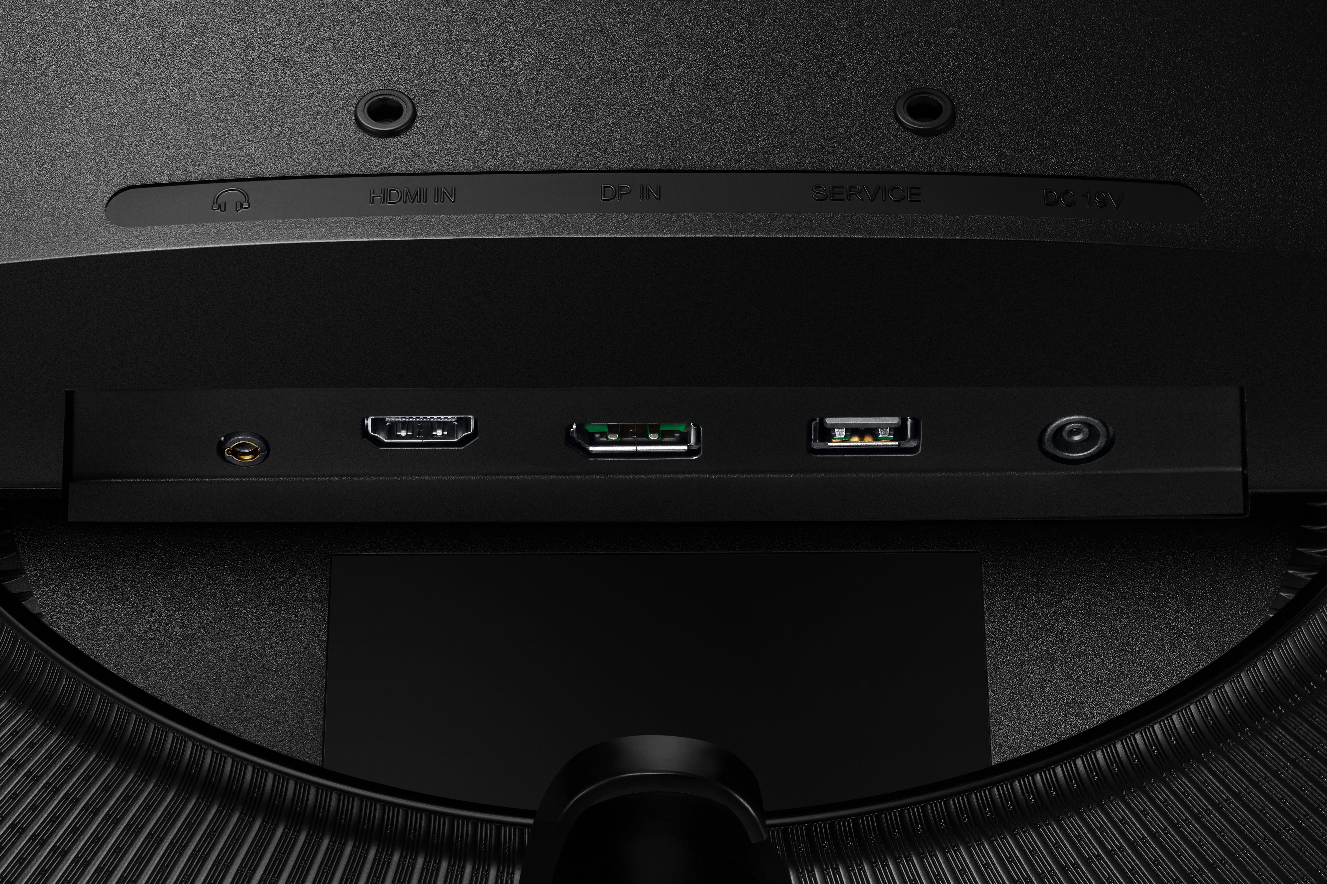 Primo piano delle porte del monitor: cuffia, HDMI, DP, USB e alimentazione.