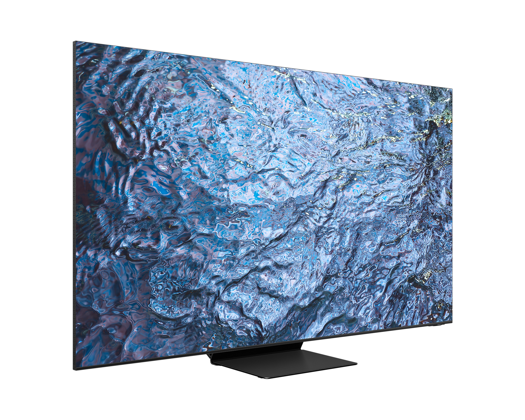 Un televisor Samsung que muestra una imagen abstracta azul y blanca, con un soporte negro. Toma en ángulo.