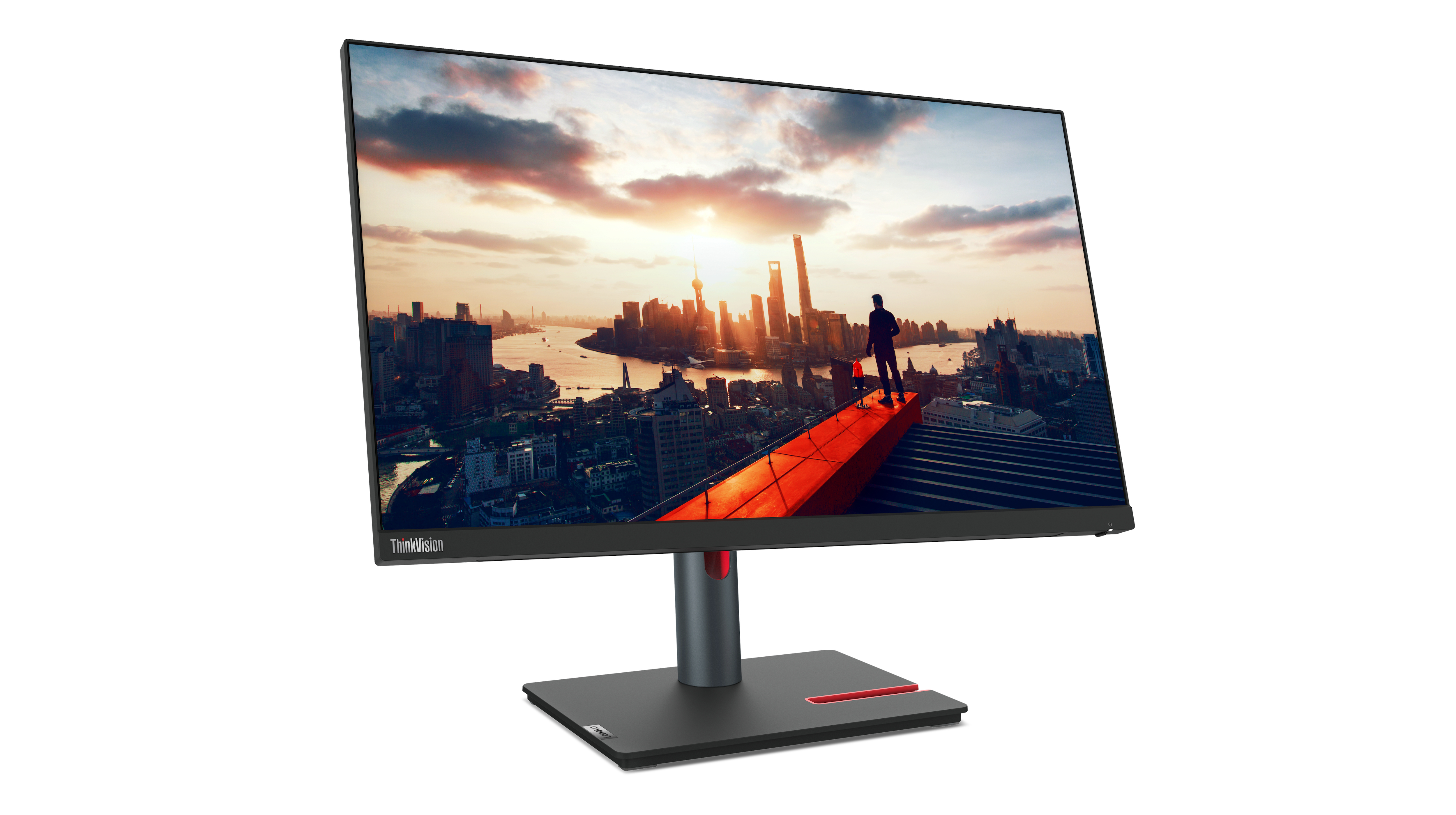 ThinkVision-Monitor mit Skyline. Mann steht auf rotem Weg auf Gebäude.