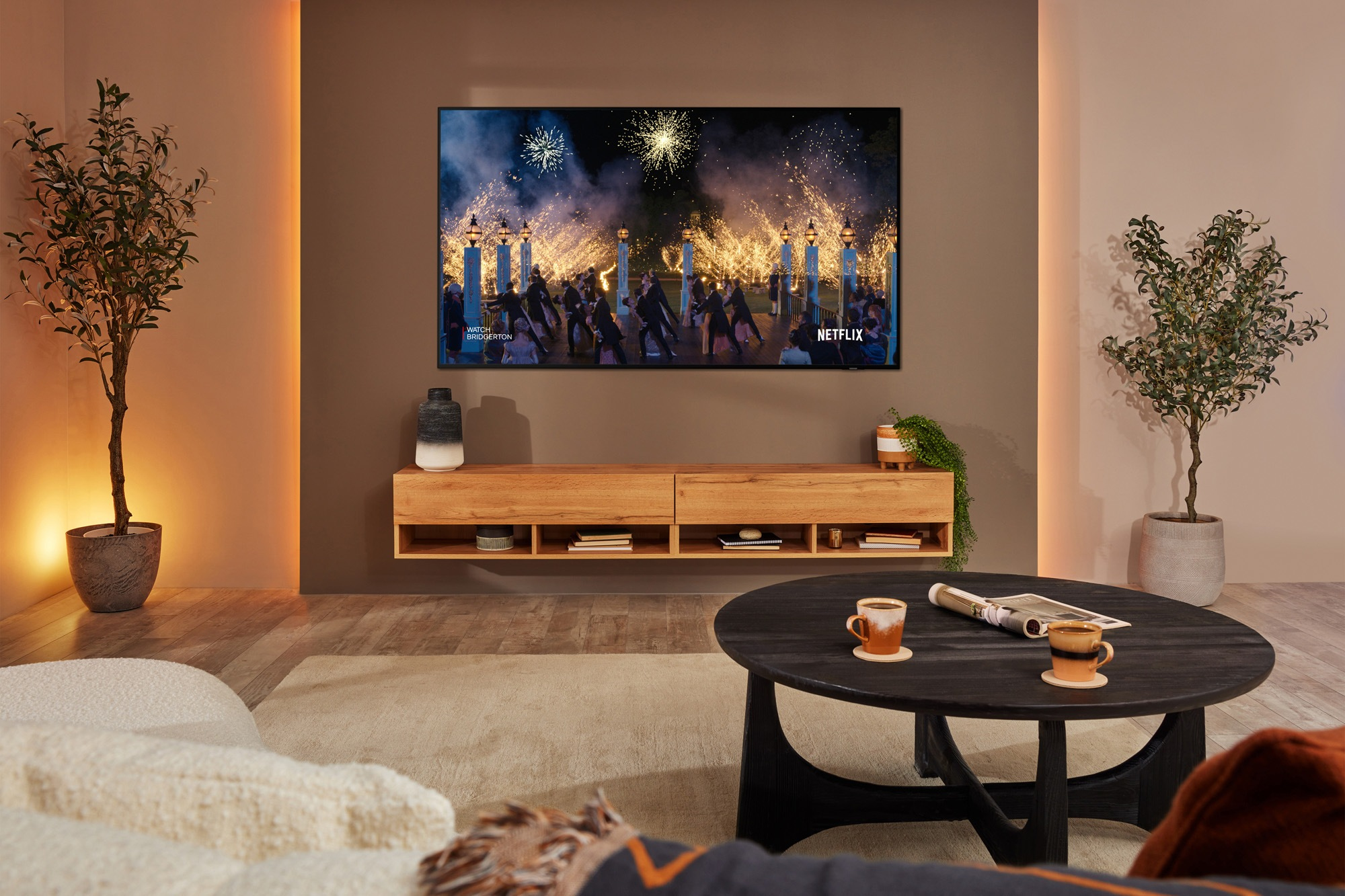 Vista laterale di un monitor nero con schermo curvo e supporto unico.