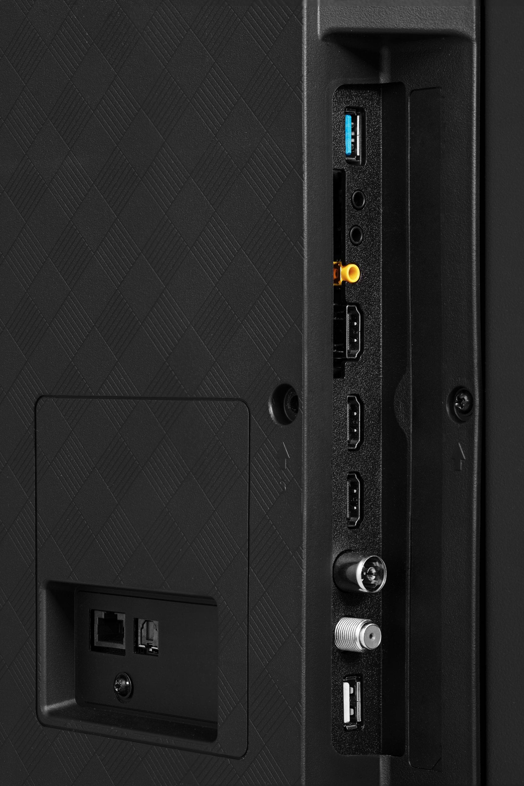 Czarny tylny panel telewizora z różnymi portami: USB, HDMI, anteną, Ethernet i innymi.