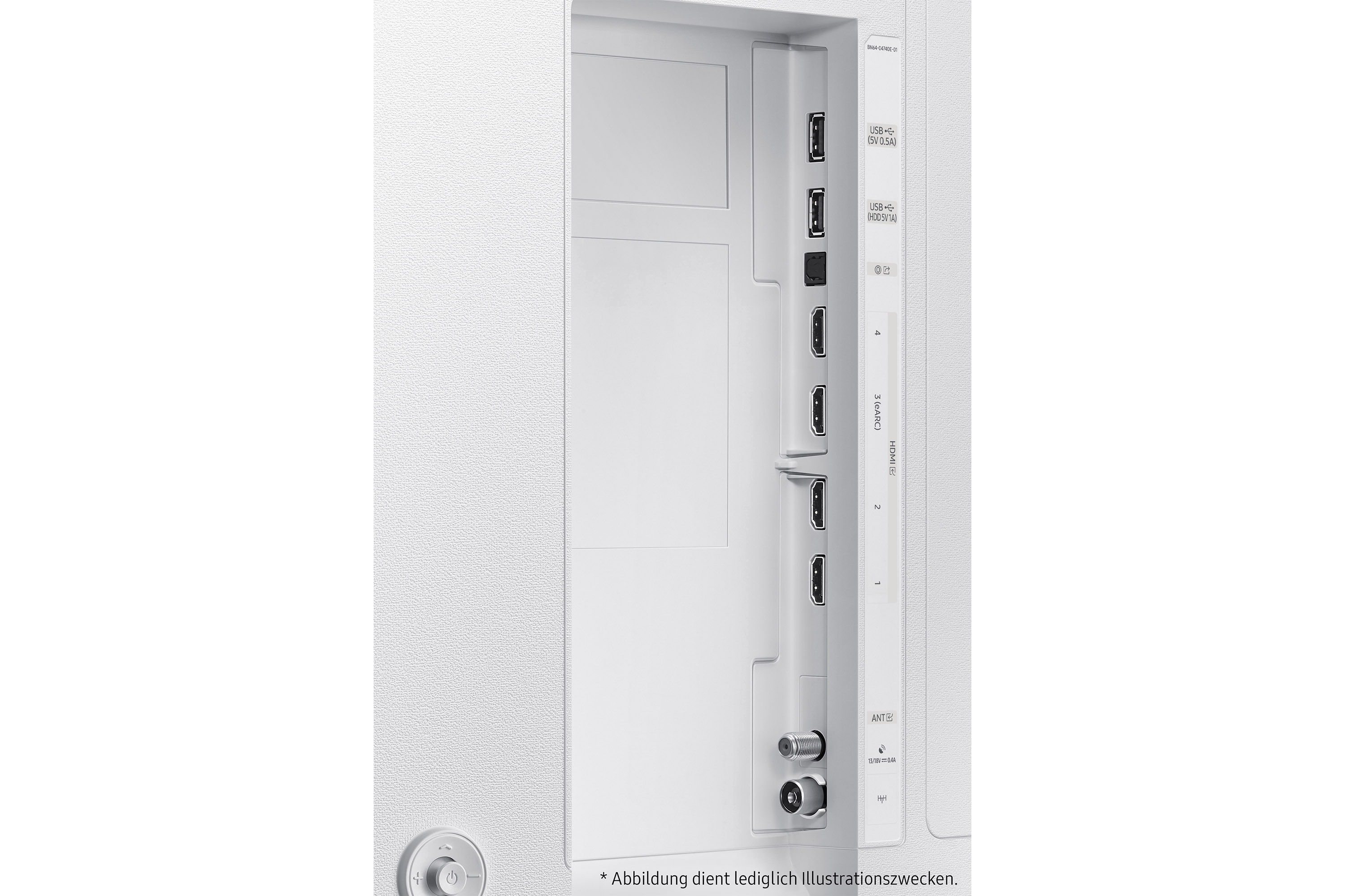 Zbliżenie na tył białego telewizora z portami wejściowymi, na białym tle.