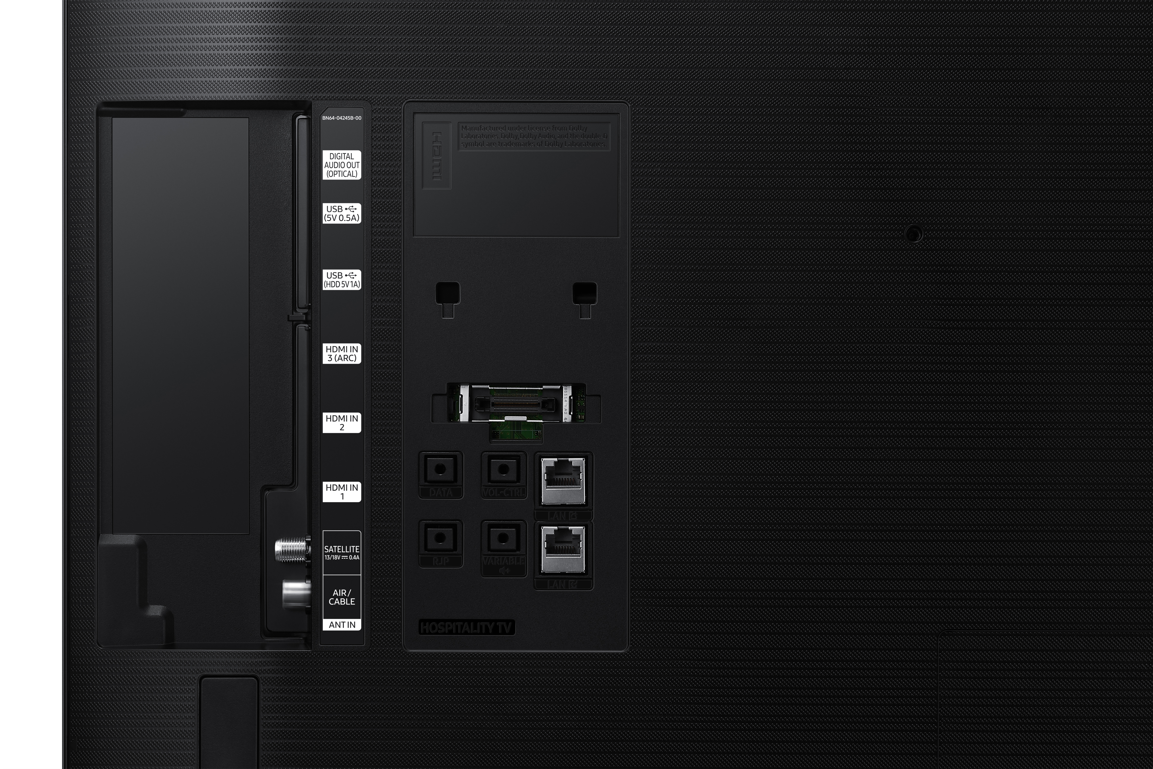 Zbliżenie tyłu czarnego telewizora. Widocznych jest kilka portów do różnych połączeń.