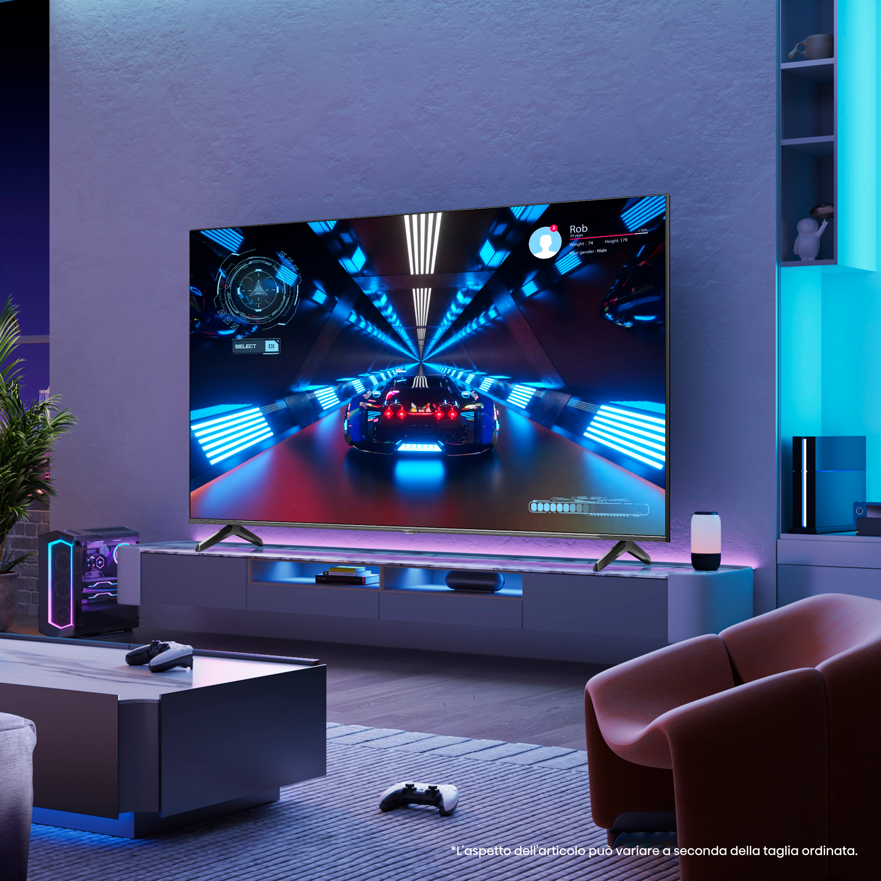 Una grande TV mostra un gioco di corse. È visibile un'impostazione di gioco con un divano.