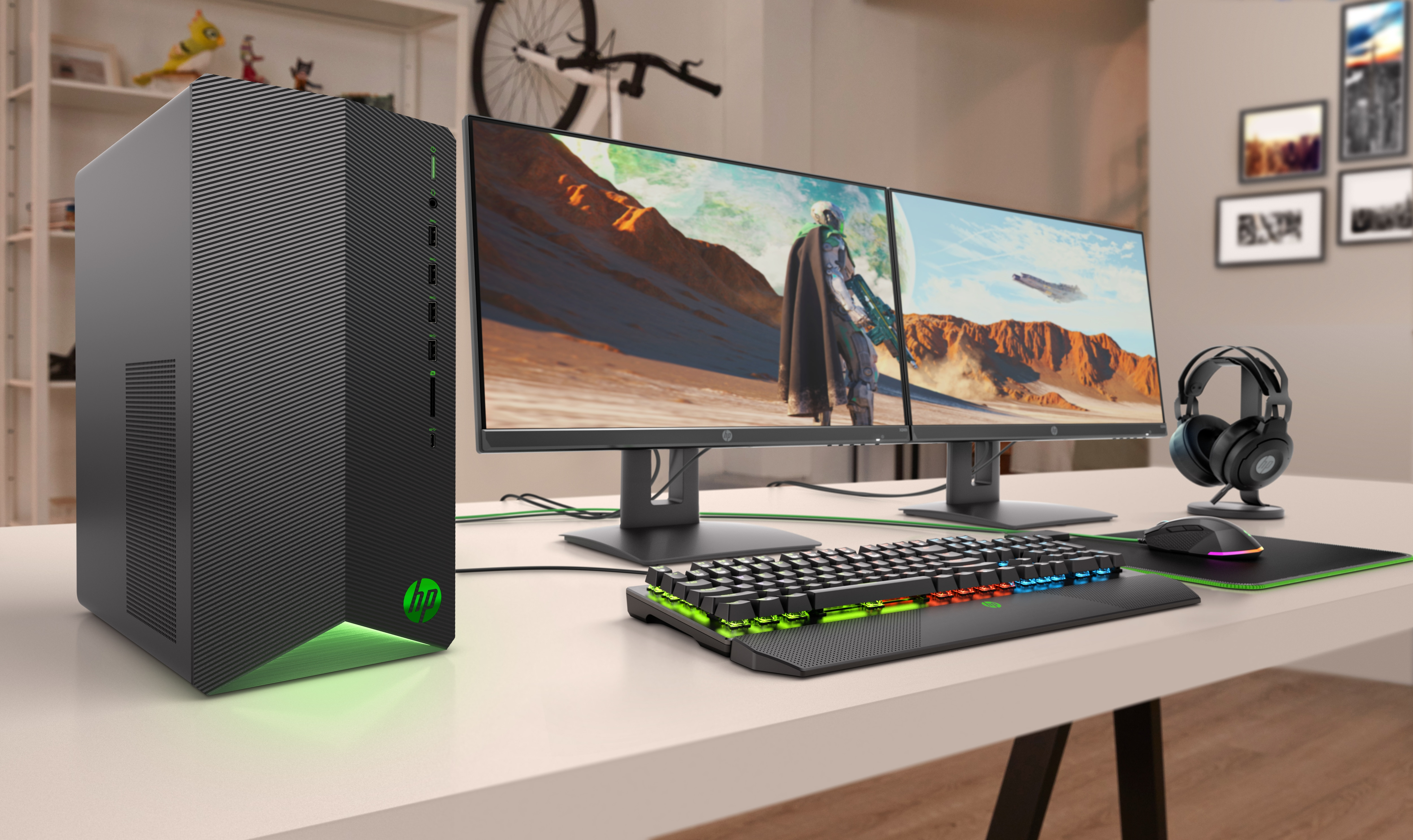 Configuración de juego con una computadora de escritorio, dos monitores, teclado, ratón y auriculares.