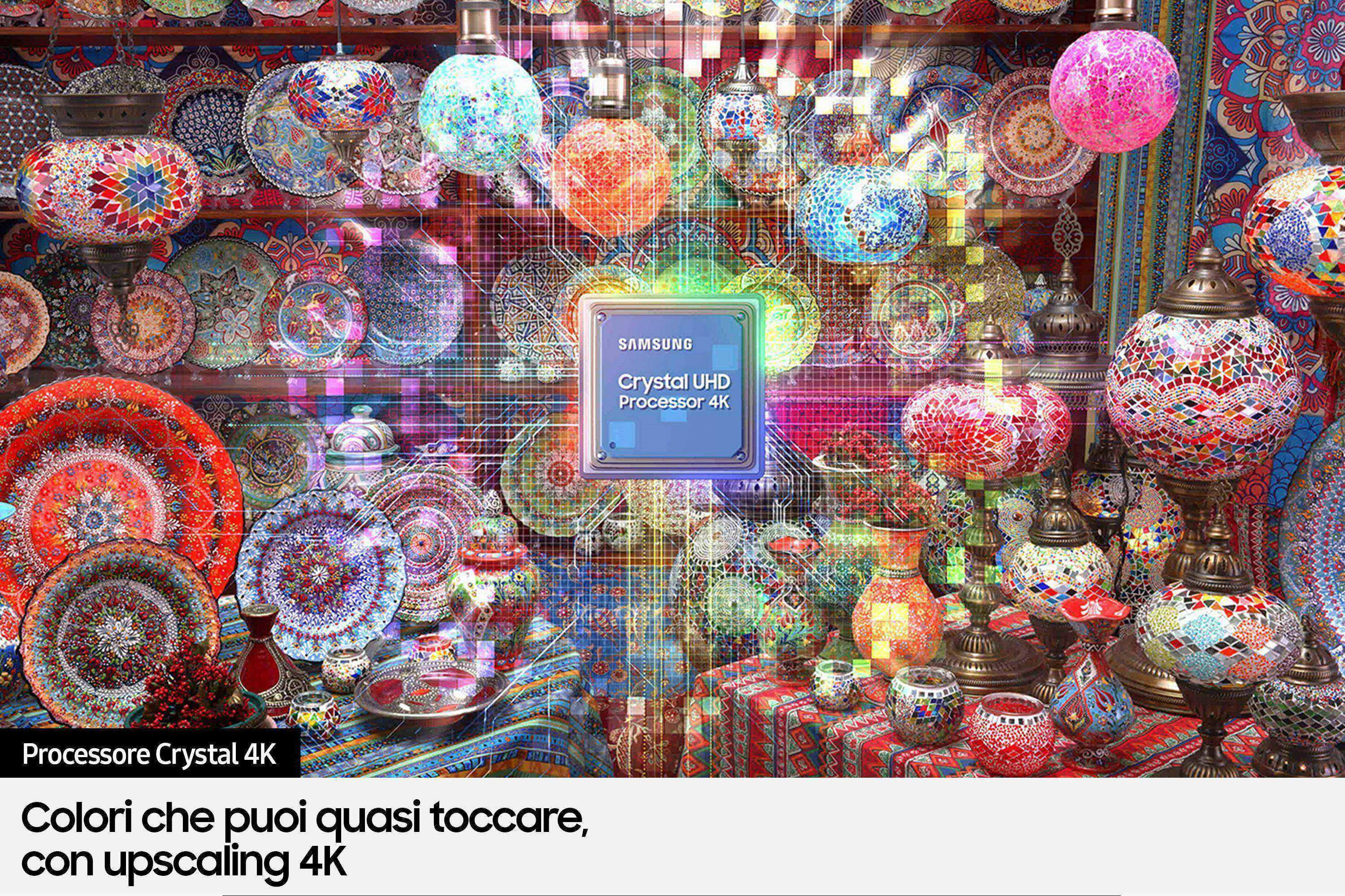 Lampade colorate e piatti decorativi in un negozio. Il processore Samsung Crystal UHD è al centro.