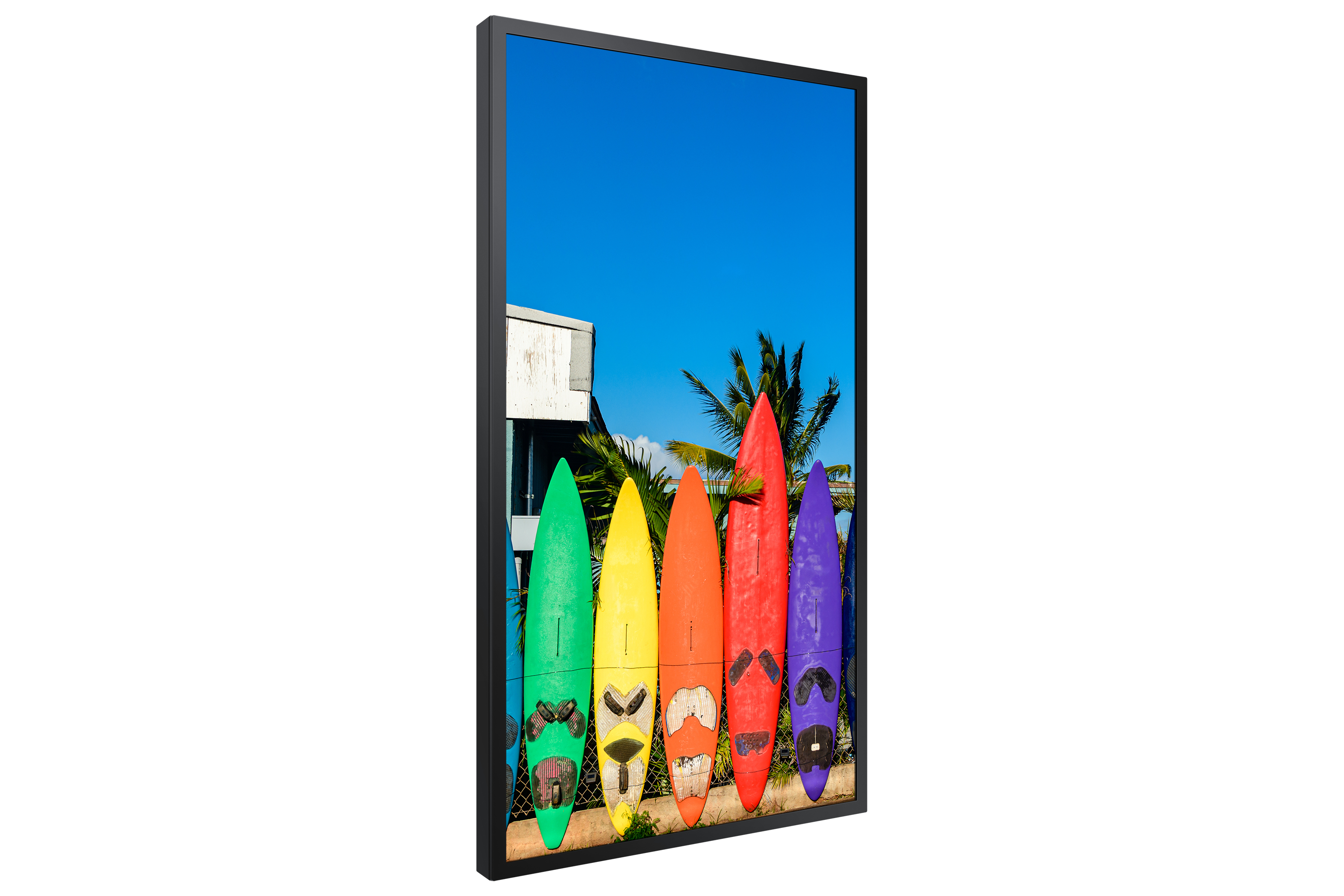 Het scherm toont kleurrijke surfplanken op een rij tegen een blauwe lucht, wat een levendige strandsfeer creëert.