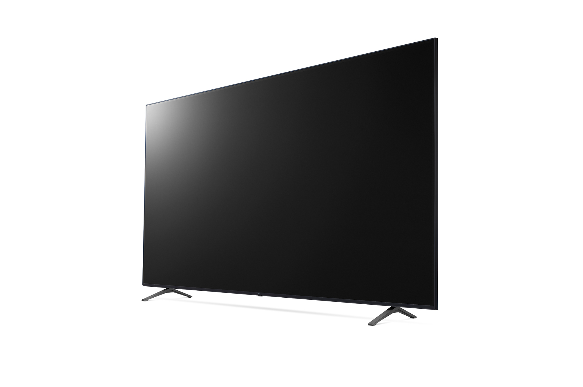 Een zwarte tv staat op een witte ondergrond, met de achterkant zichtbaar, schuin naar rechts.