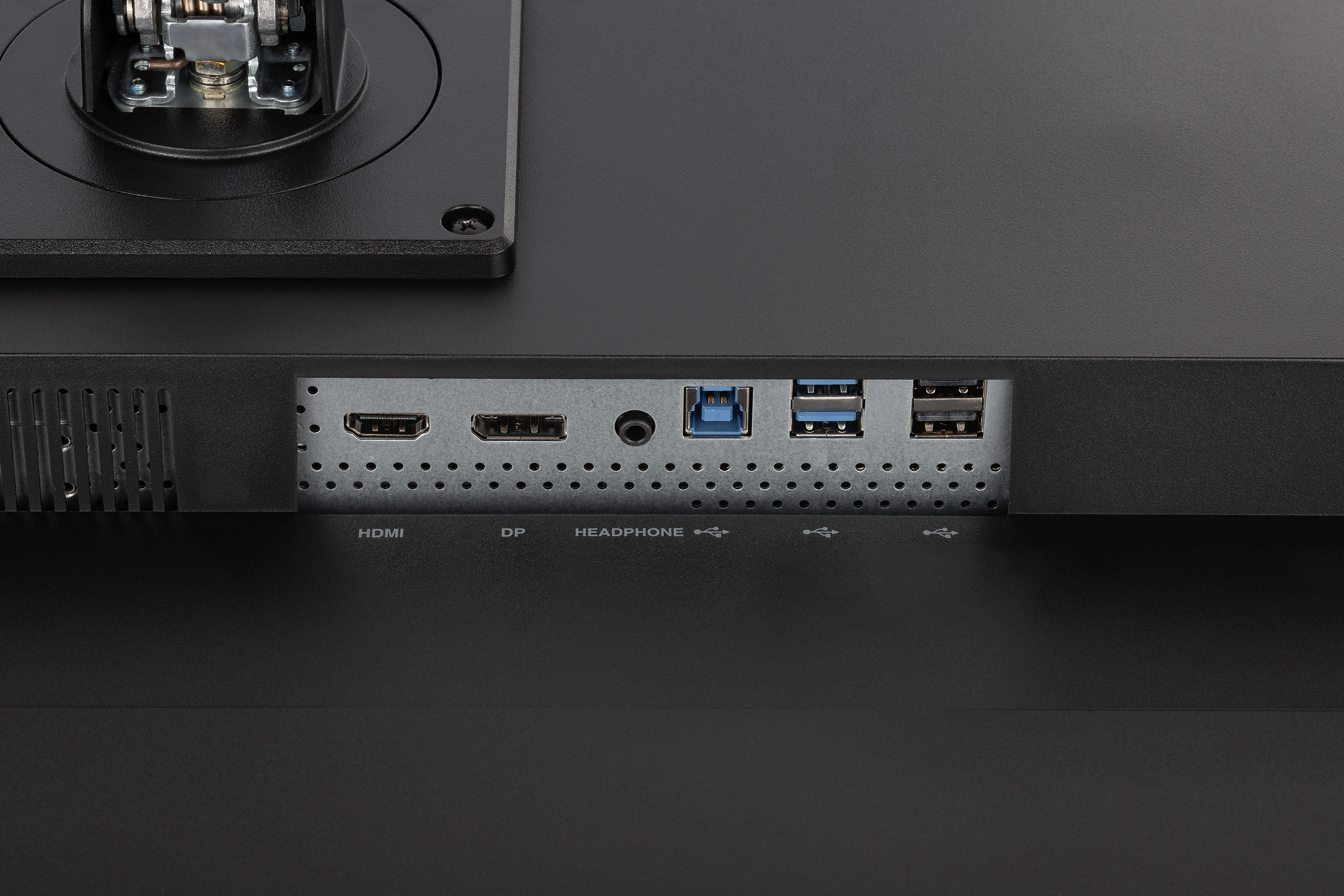 Zbliżenie portów czarnego monitora: HDMI, DP, słuchawki, USB i inne.