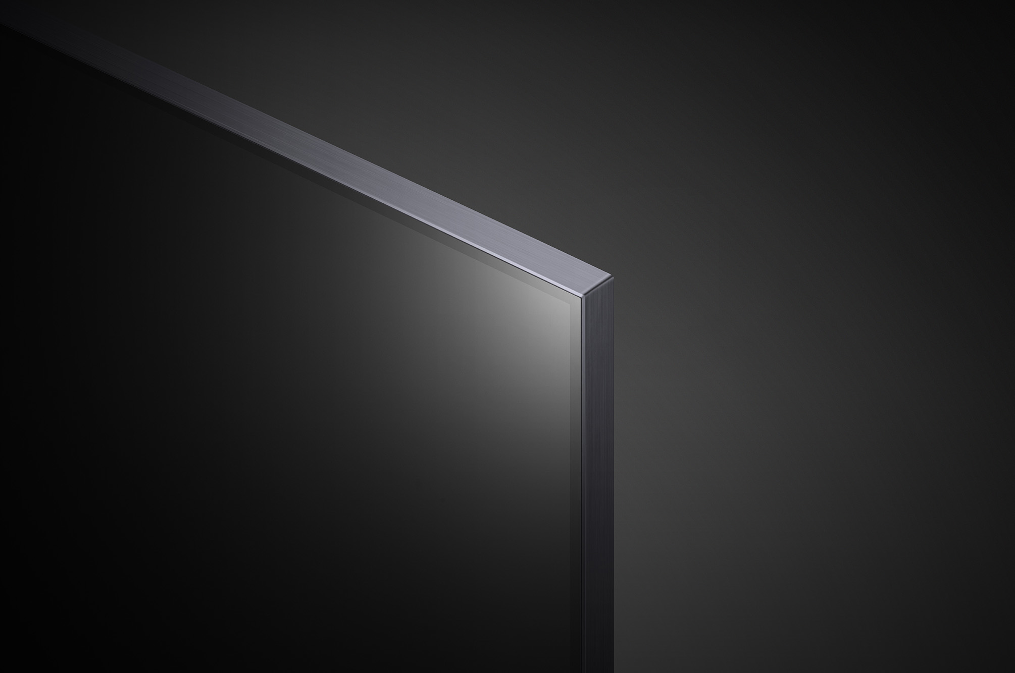 Zbliżenie na ciemny róg monitora. Róg ma elegancki, nowoczesny design.