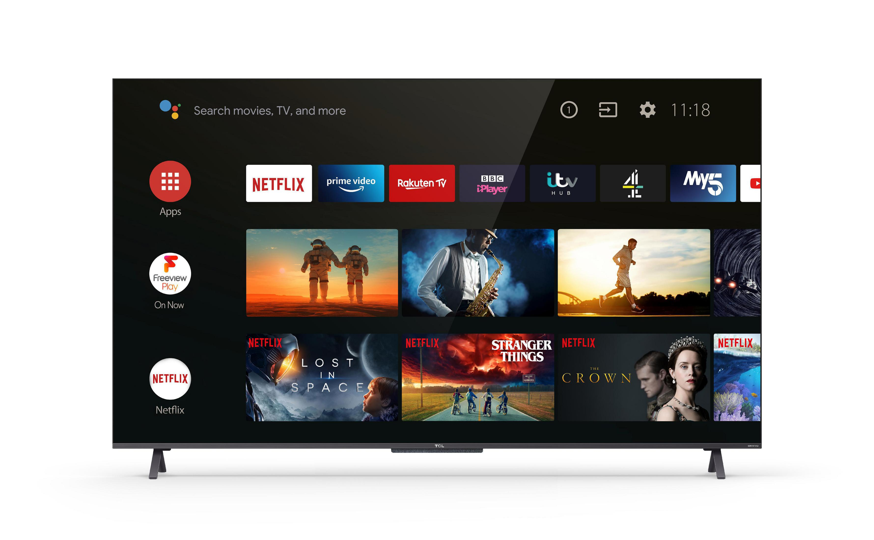 Un televisor de pantalla plana muestra una pantalla de inicio con aplicaciones como Netflix y Prime Video. El fondo es blanco.
