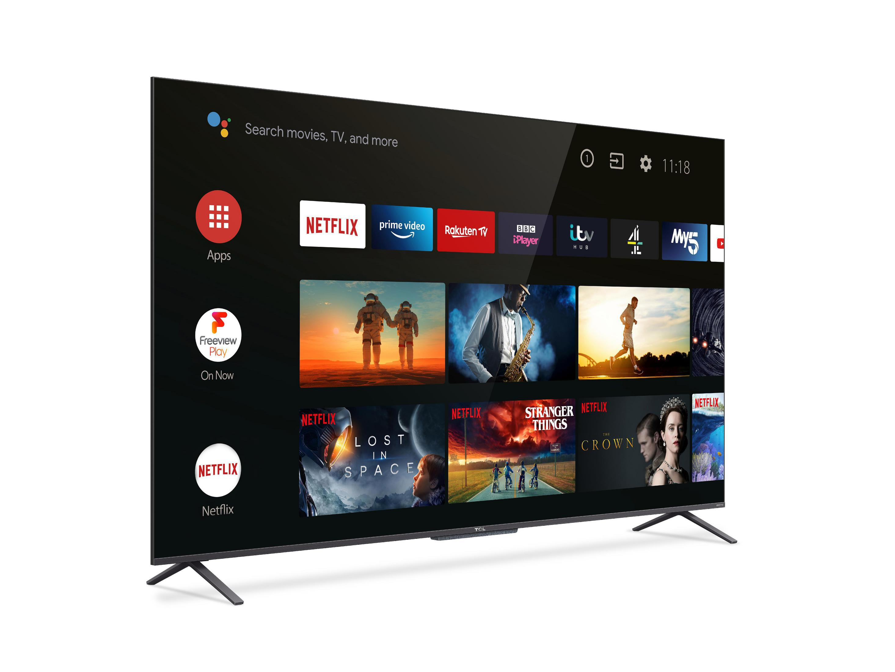 Un televisor TCL muestra una interfaz de Smart TV con iconos de aplicaciones y una pantalla de tiempo.