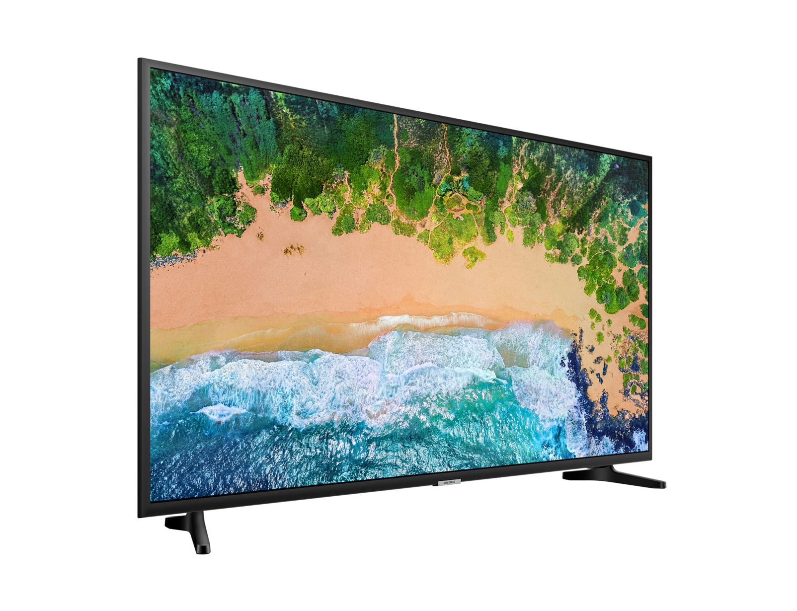 Una TV mostra una scena di spiaggia con costa sabbiosa, mare blu e vegetazione verde. Ha una cornice nera.