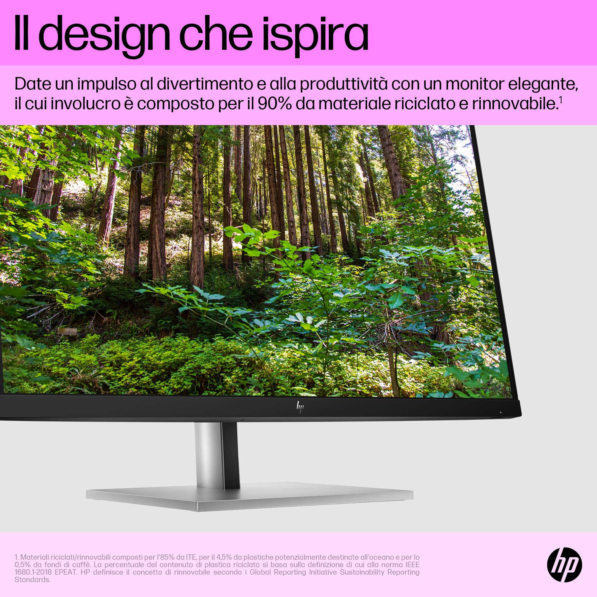 Monitor HP con escena de bosque en pantalla. Texto italiano arriba. Soporte plateado. Fondo blanco.