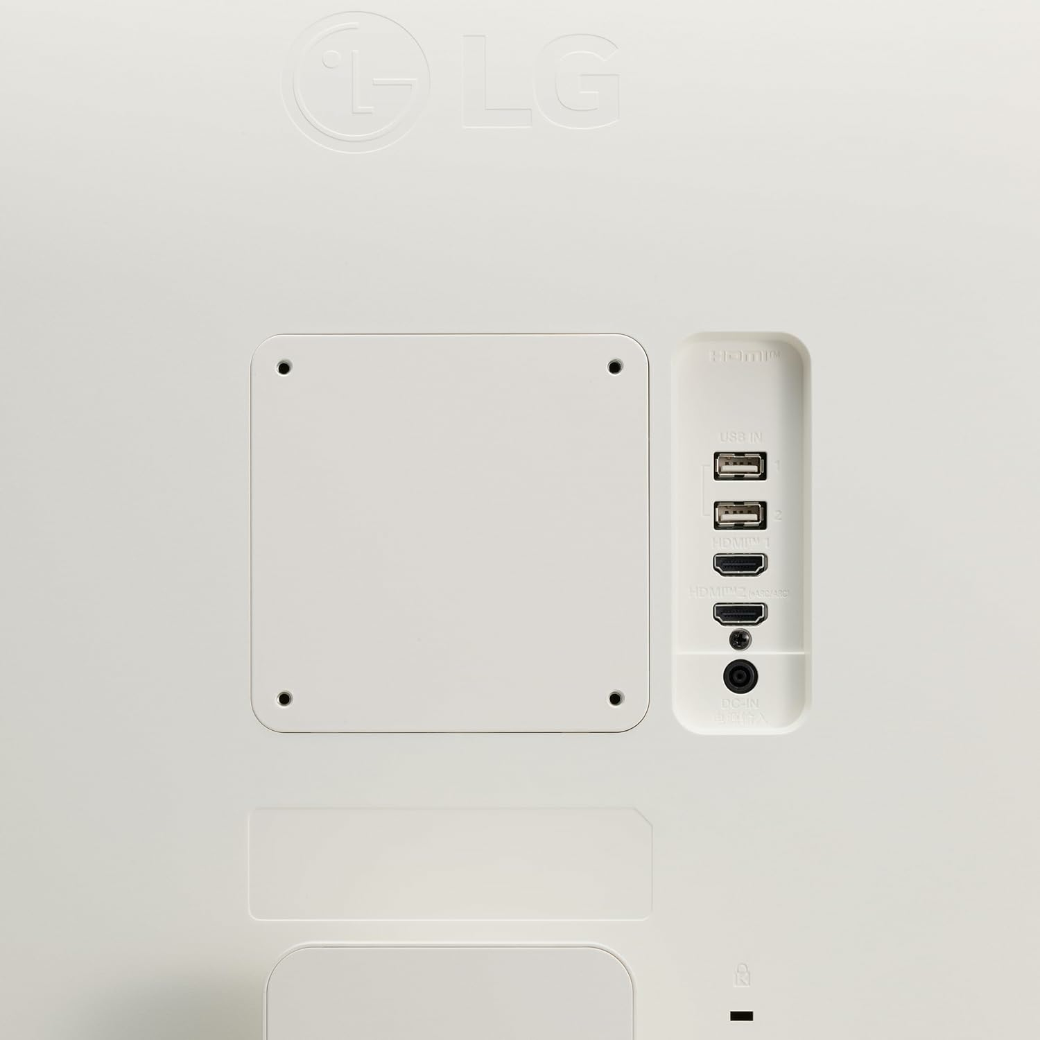 Tył białego monitora z portami i kwadratowym obszarem.