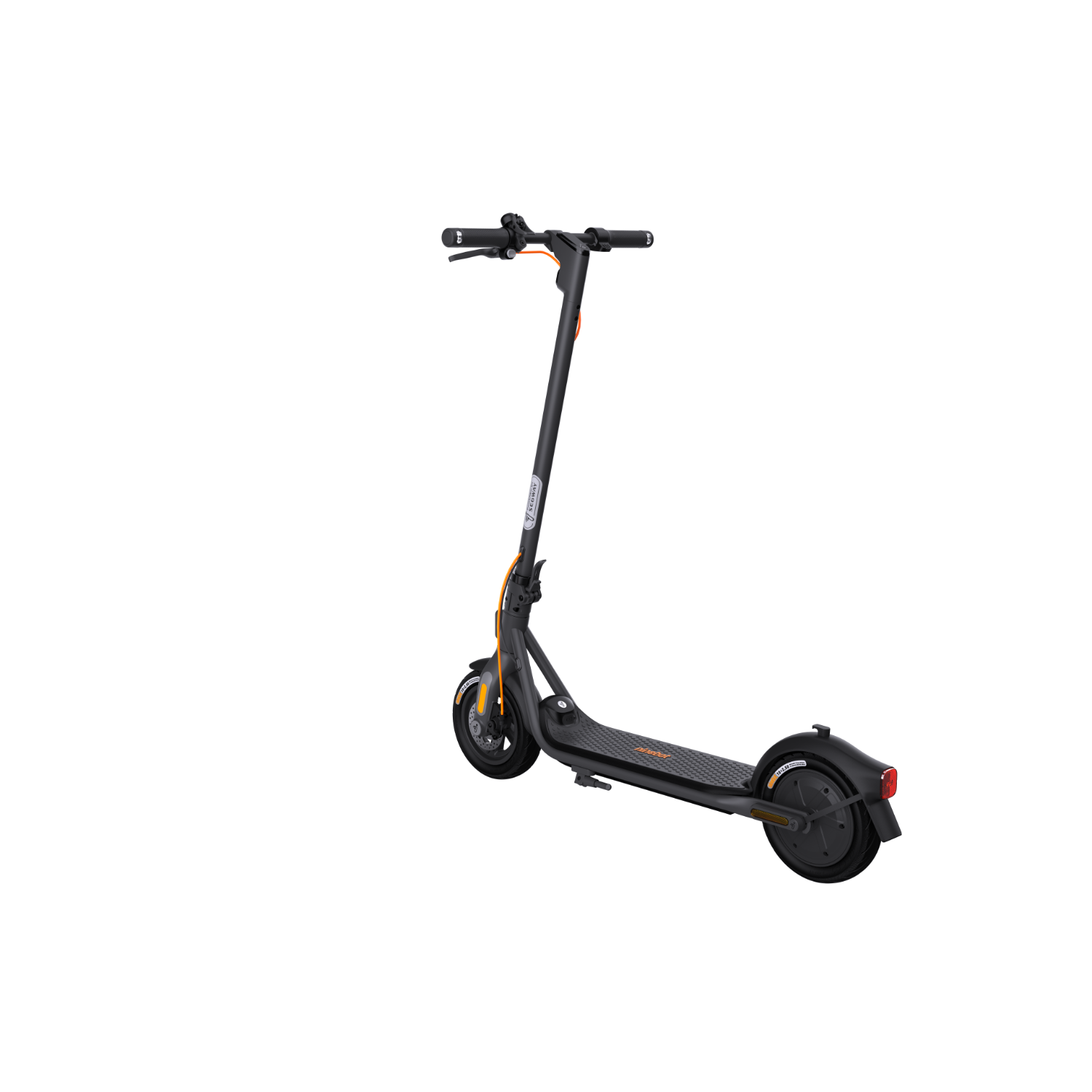 Scooter elettrico nero e arancione su una superficie bianca. Lo scooter è angolato verso destra.