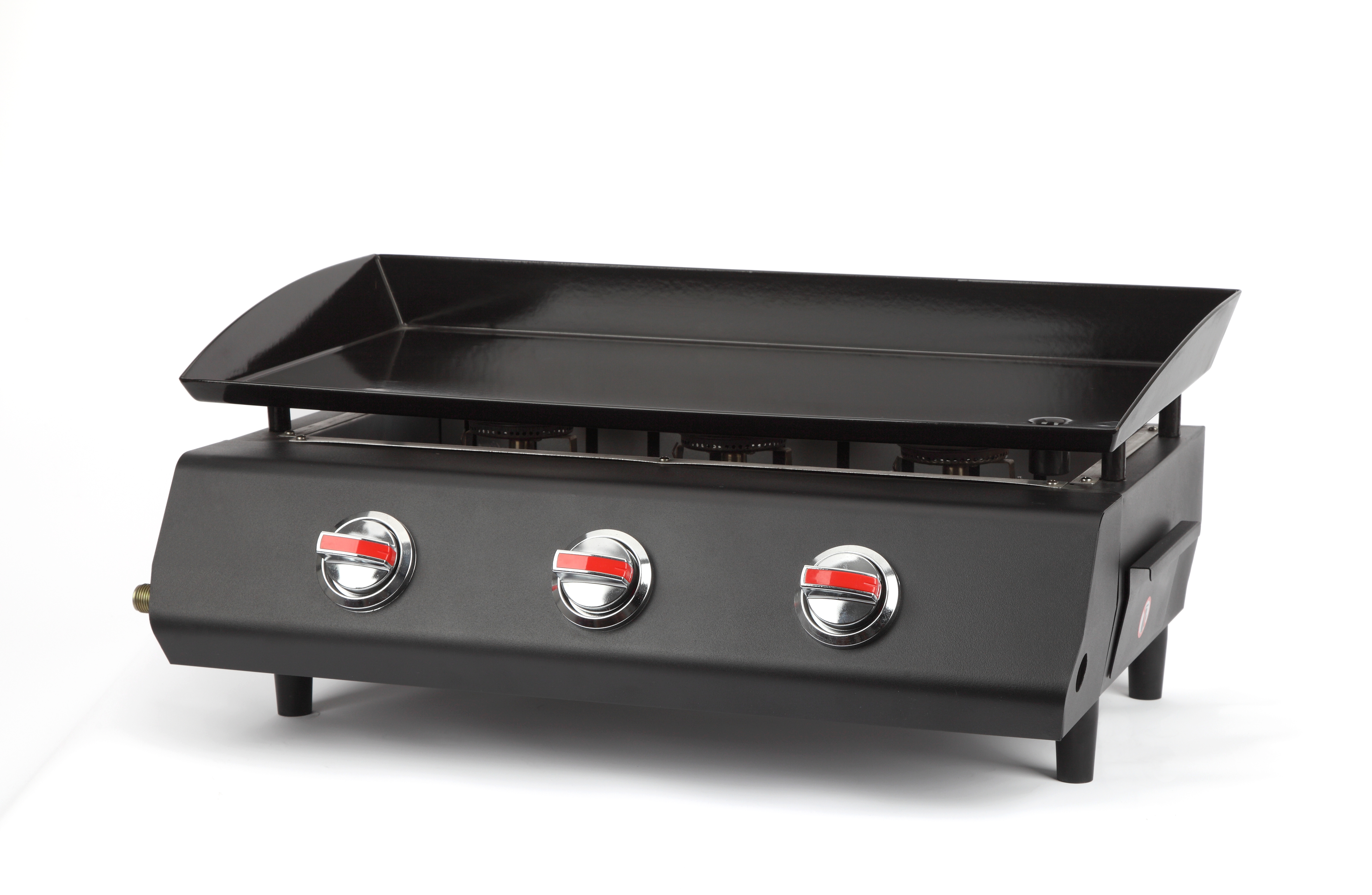 Czarny grill zewnętrzny z trzema czerwonymi pokrętłami. Grill stoi na białej powierzchni.