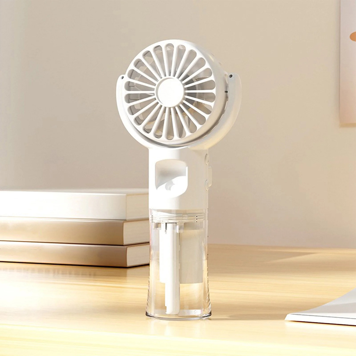 Un ventilador portátil blanco en un escritorio, con depósito de agua.