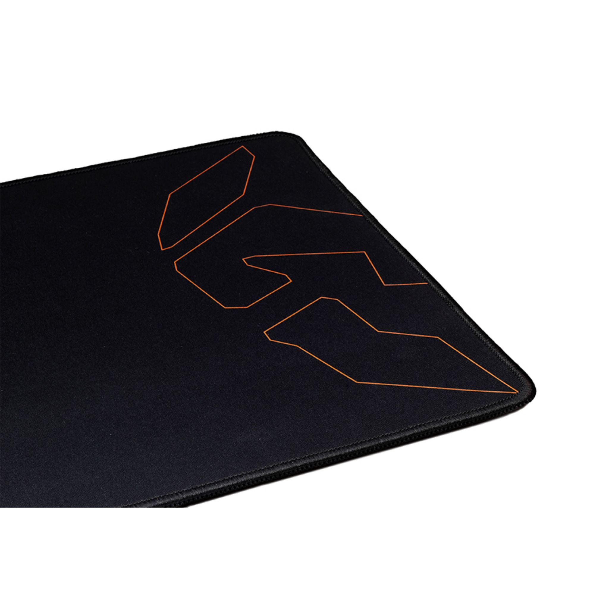 Alfombrilla de ratón negra con gráfico naranja. Fondo blanco. Es una toma de cerca.