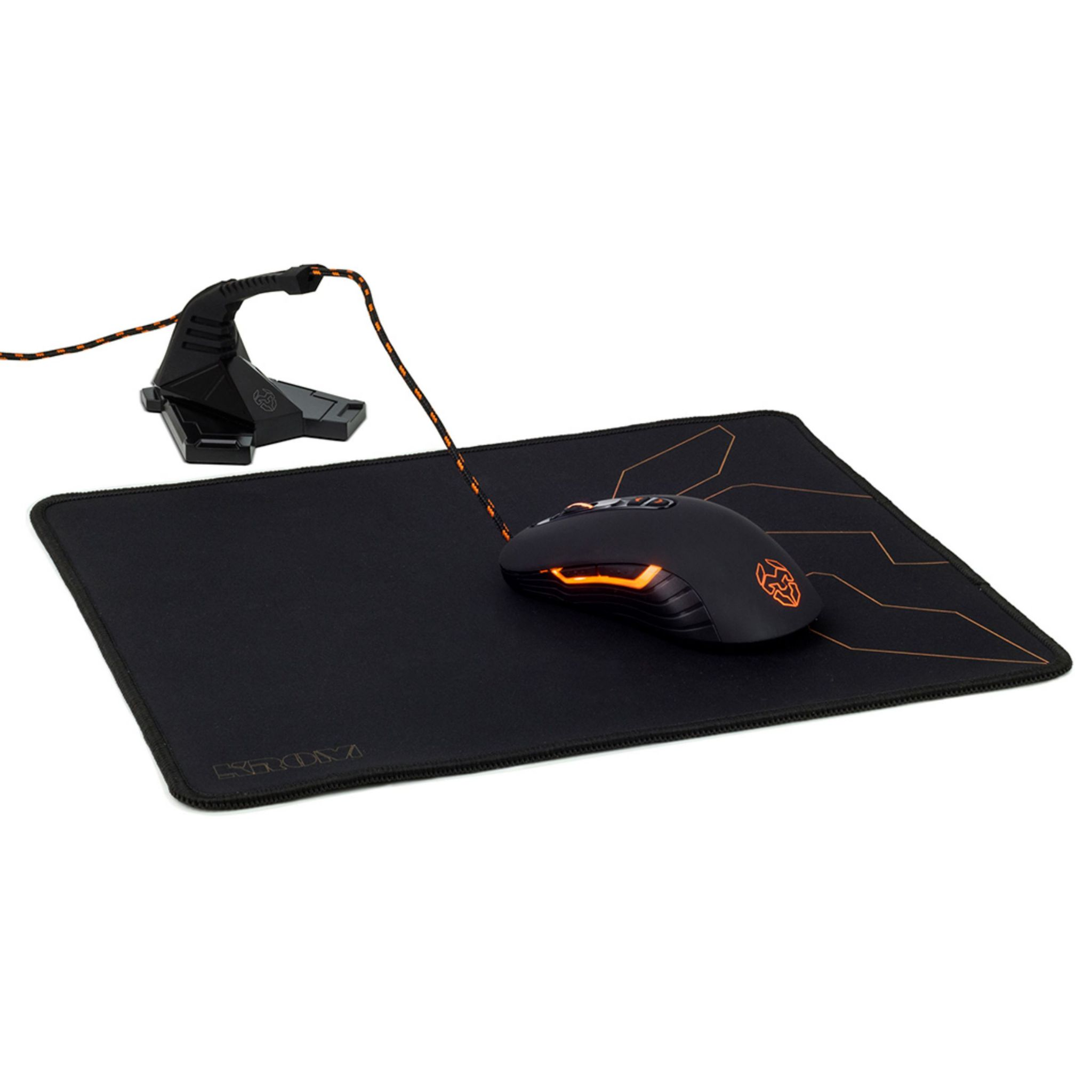 Un ratón y alfombrilla de juego negros con estación de carga y detalles en naranja.