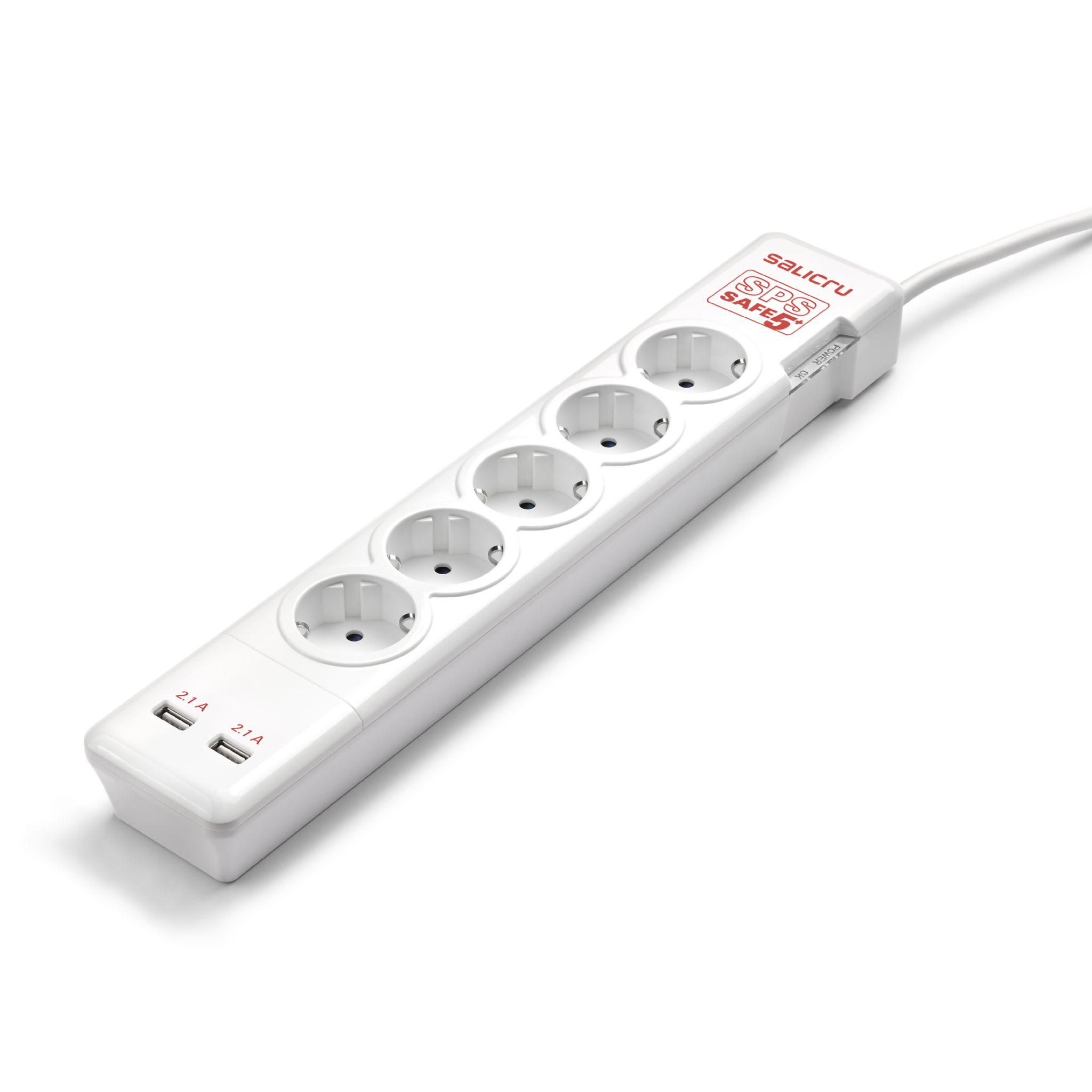 Una regleta blanca con cinco enchufes y dos puertos USB. Está en posición diagonal sobre una superficie blanca.