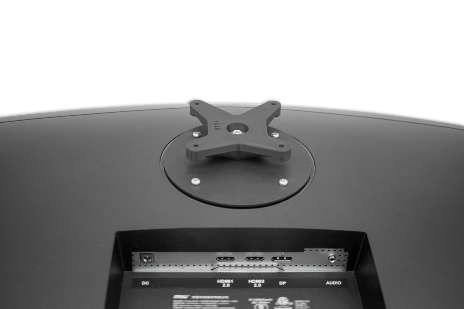 Rückansicht eines Monitors mit Halterung zur Montage und sichtbaren HDMI/DP-Anschlüssen.