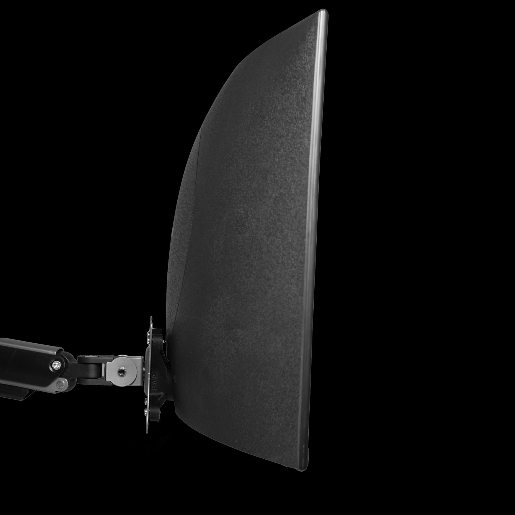 Seitenprofil eines gebogenen Monitors mit Metallarm. Schwarzer Hintergrund.
