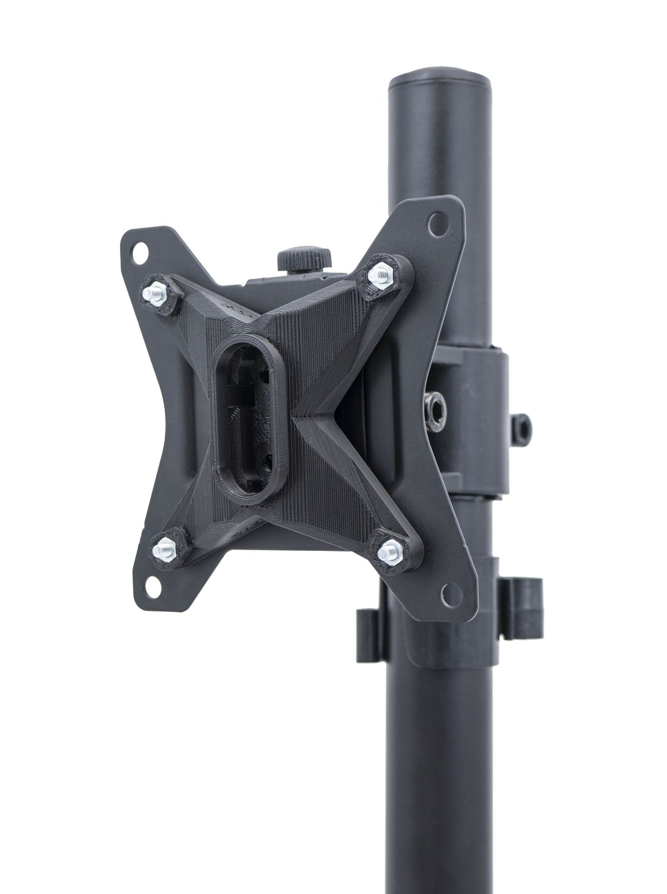 Eine schwarze Monitorhalterung, die an einer schwarzen Stange befestigt ist. Metallhalterung mit Schrauben.