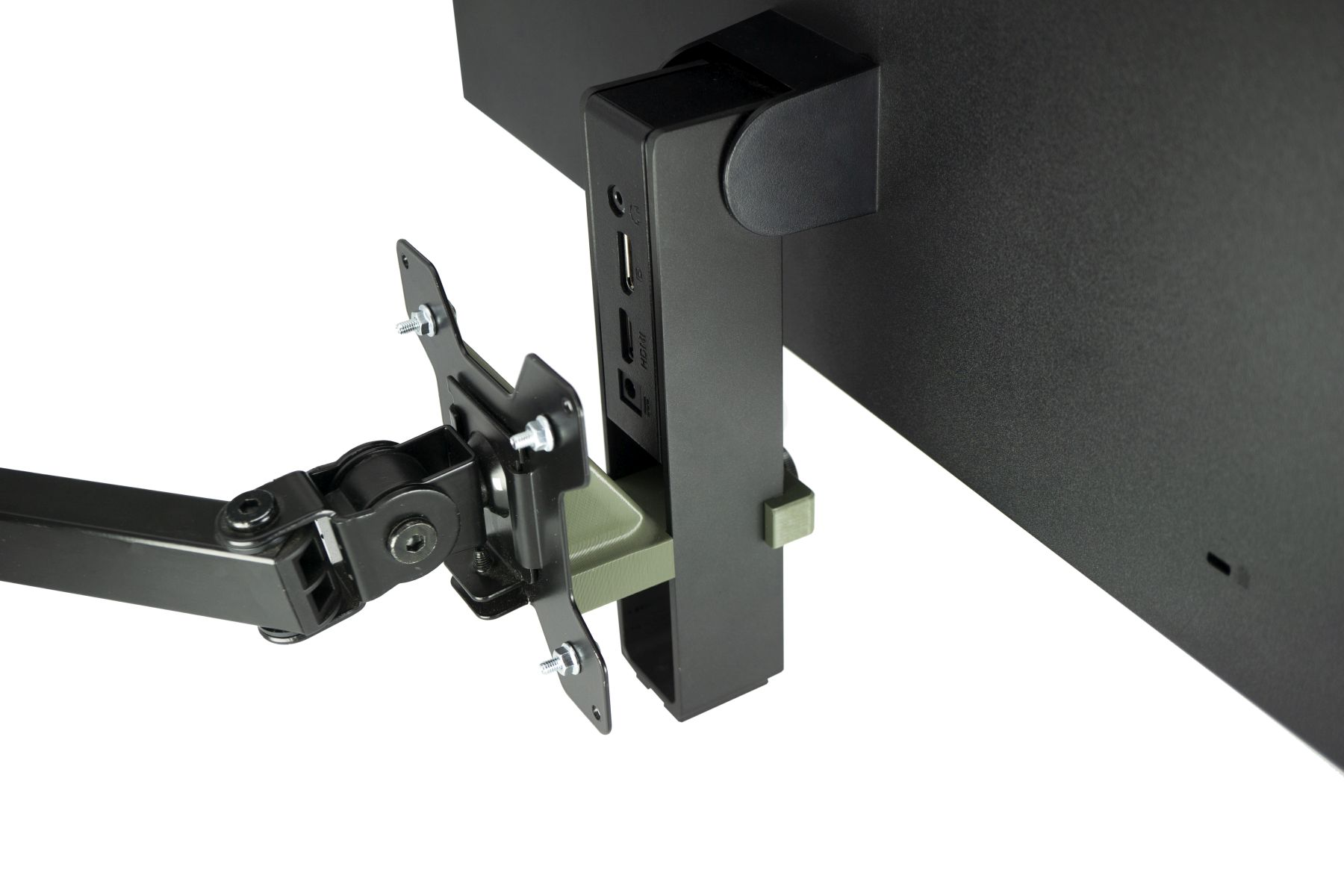 Monitor und Monitorarm an einem schwarzen Gerät mit USB-Anschlüssen.