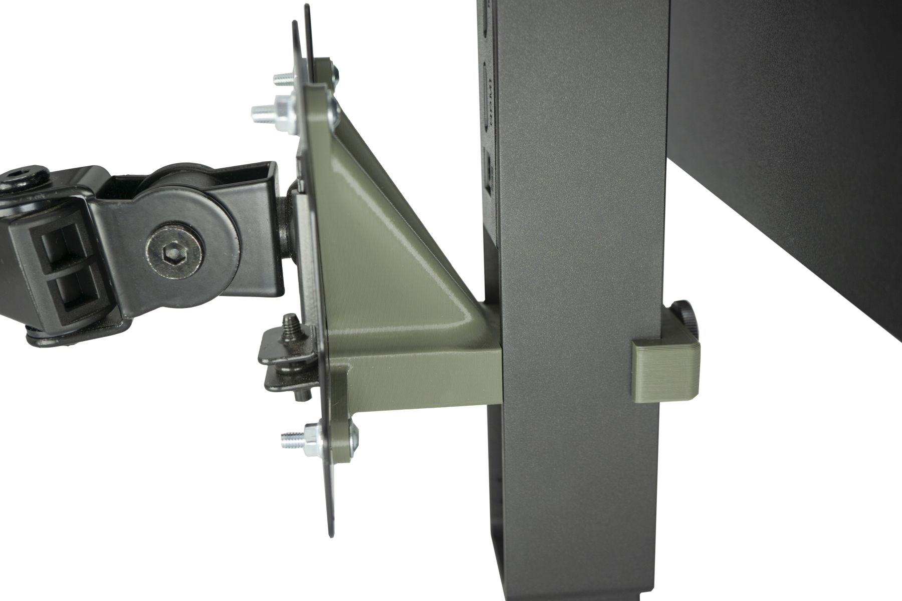 Ein Monitorarm an einem Monitor und der Rückseite eines schwarzen Monitorständers befestigt, Nahaufnahme.