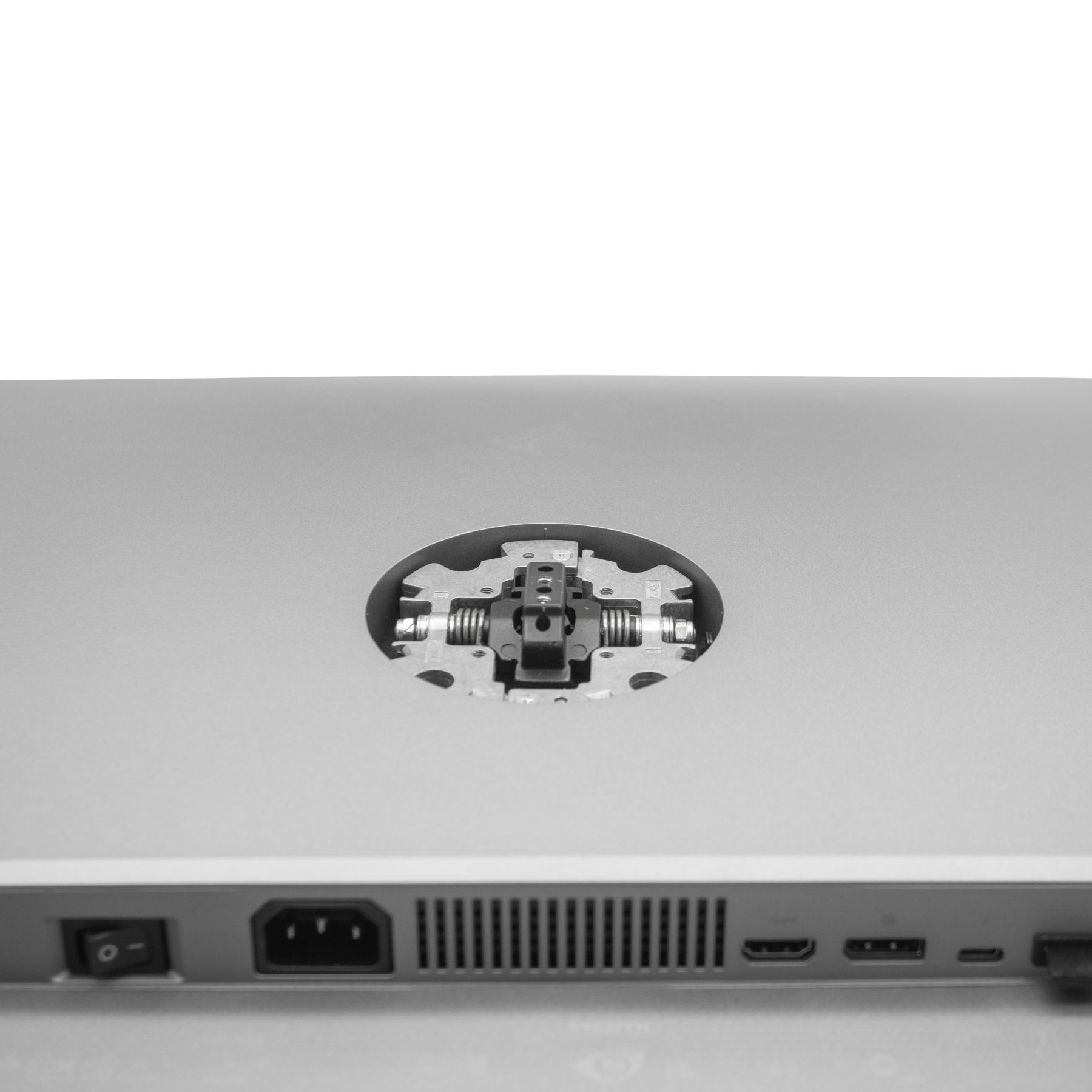 Rückseite eines silbernen Computermonitors mit Anschlüssen.
