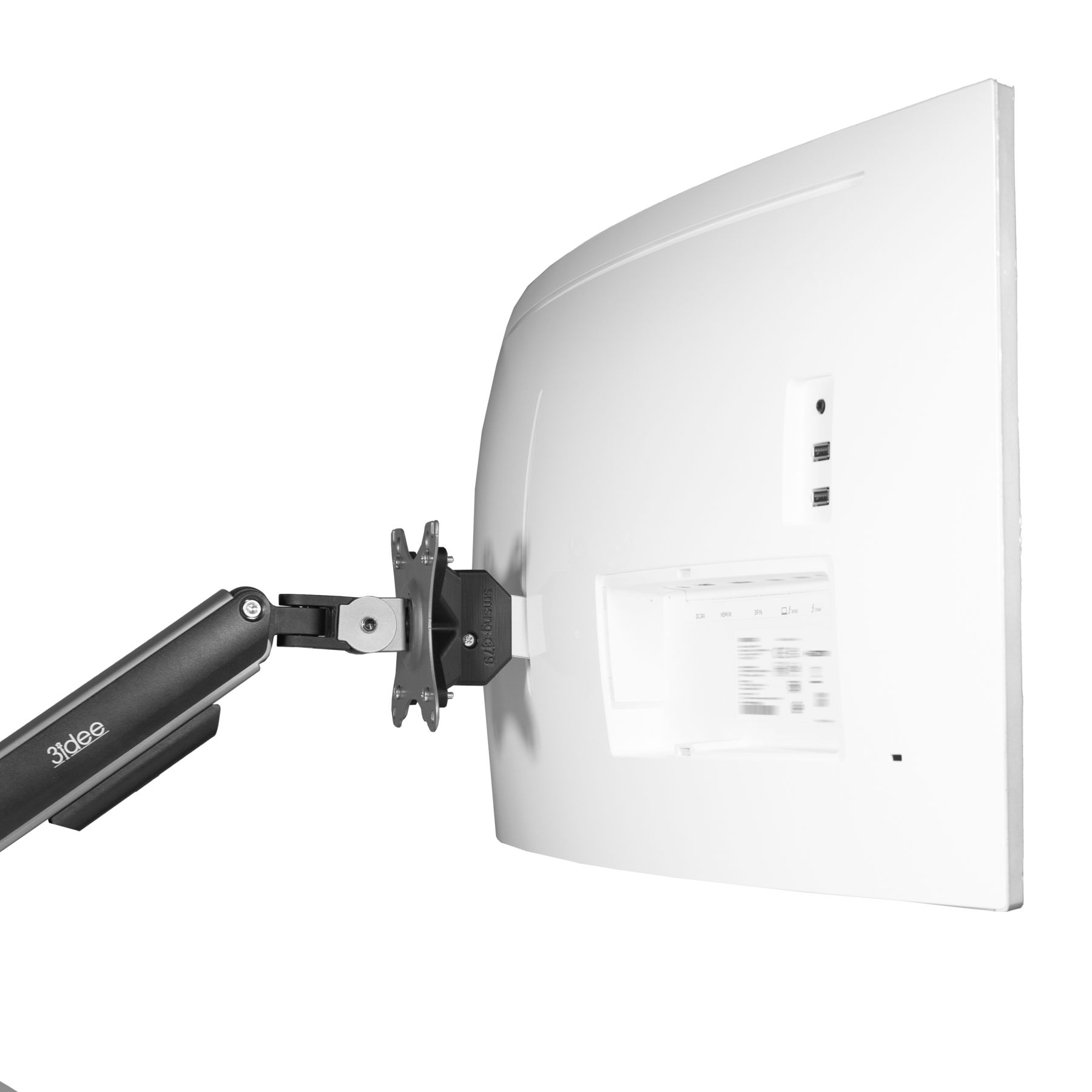Ein gebogener Computermonitor, der an einem Arm befestigt ist. Die Rückseite des Monitors ist sichtbar, mit dem Arm befestigt.