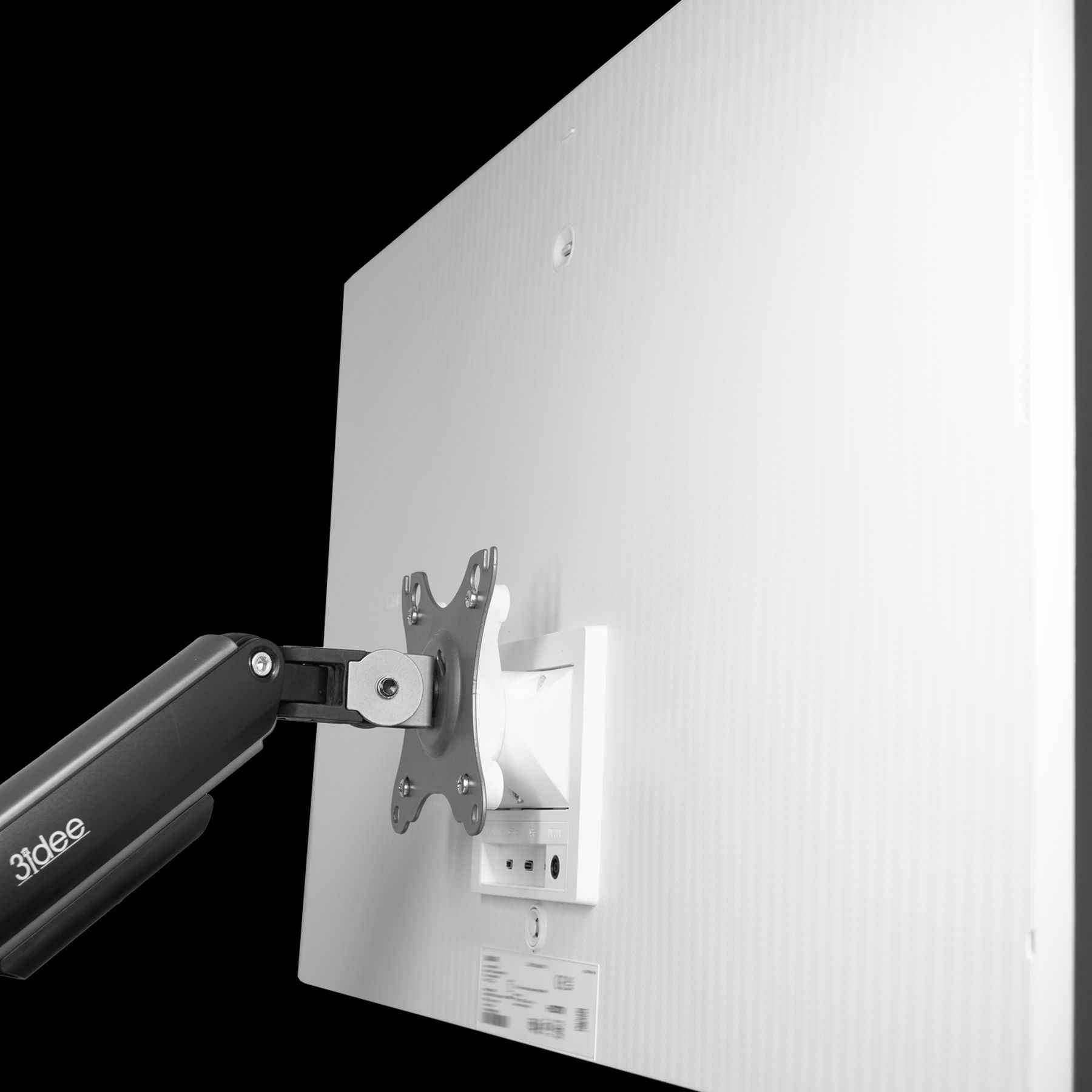 Weißer Monitorrücken mit schwarzem Arm und Halterung. Schwarzer Hintergrund.
