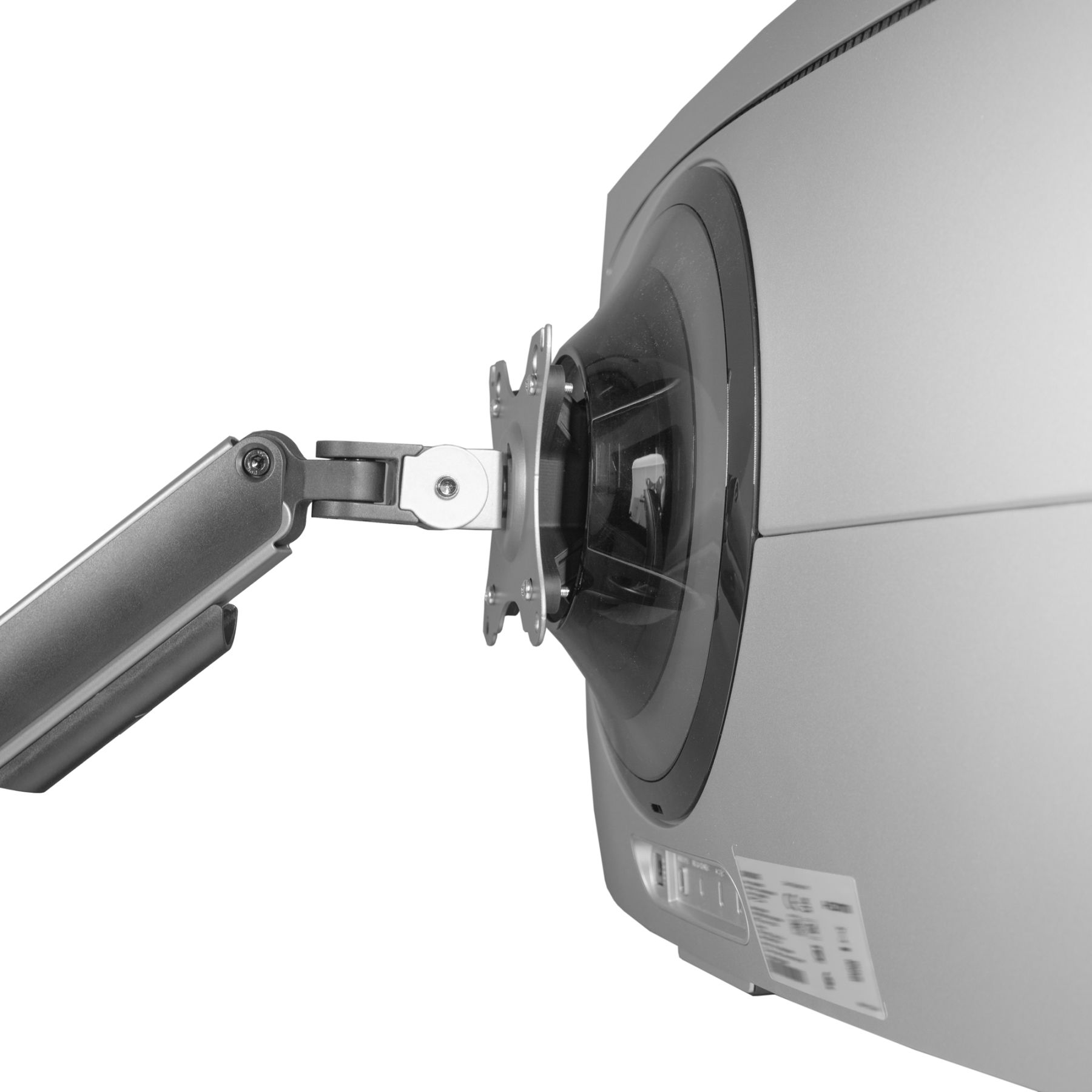 Ein Monitorarm, der an der Rückseite eines grauen Monitors befestigt ist. Der Monitor steht vor weißem Hintergrund.