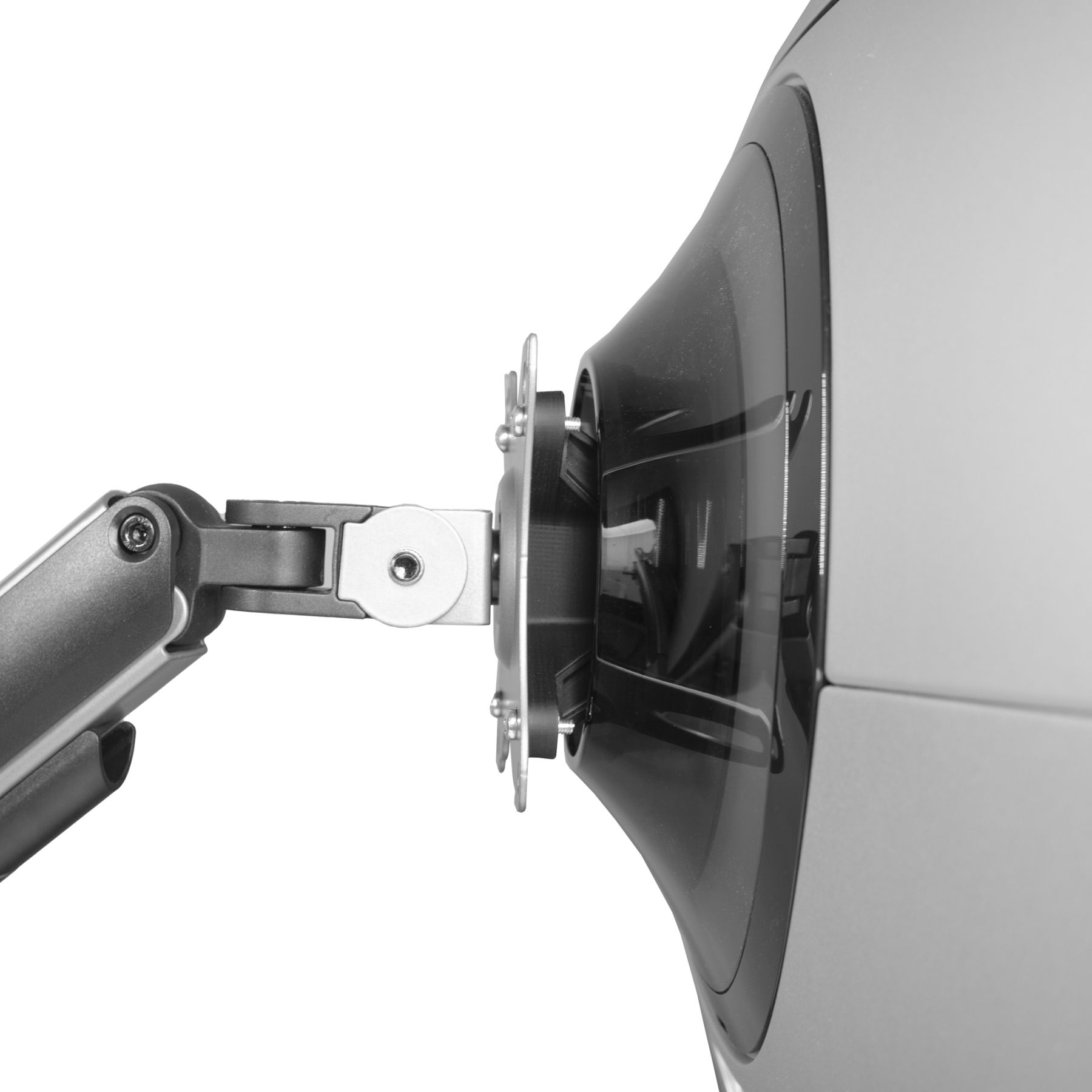 Nahaufnahme eines Monitors, der an einem Monitorarm befestigt ist, zeigt die Rückseite des Monitors.