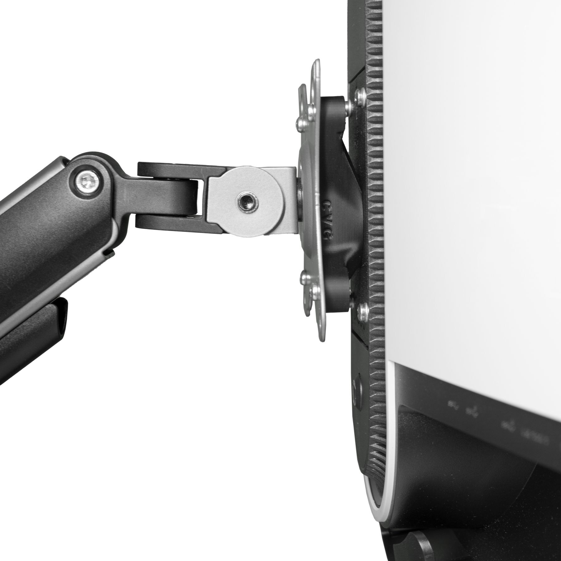 Eine Smartwatch mit braunem Armband, Akku-Logo auf dem Bildschirm mit Person im Hintergrund.