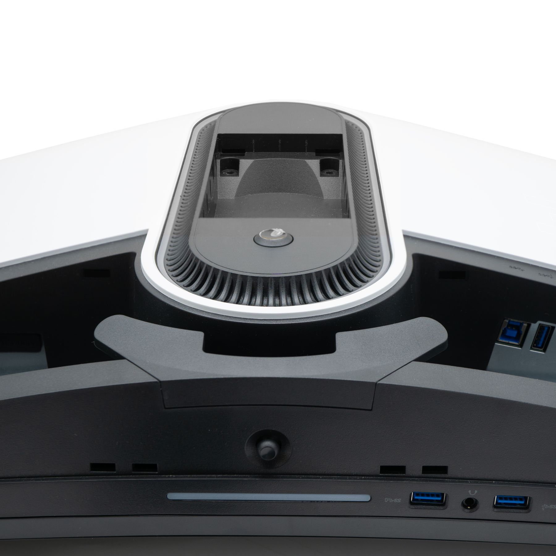 Nahaufnahme der Oberseite eines Monitors mit Lüftungsschlitzen, USB-Anschlüssen und einem Einschaltknopf.