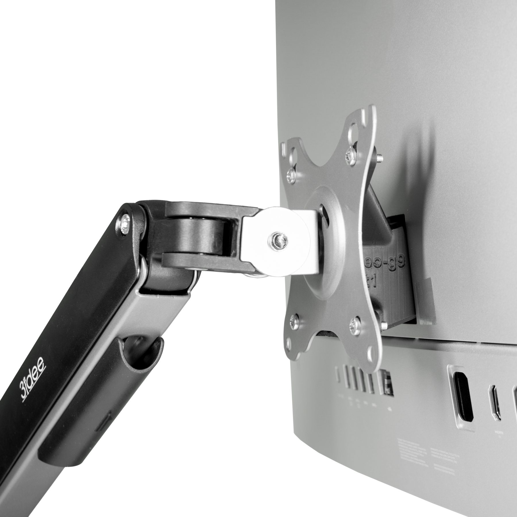 Monitorarm an Monitor befestigt, graue Rückseite, schwarzer Arm, auf weißem Grund.
