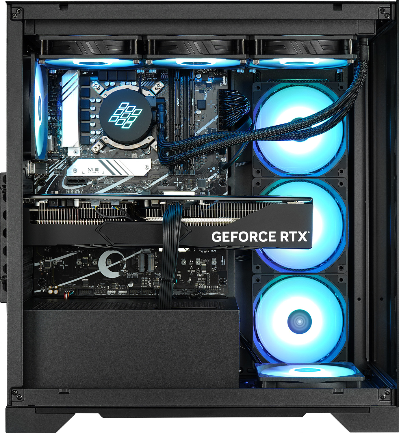 Intérieur d'un boîtier d'ordinateur noir. Ventilateurs, carte mère et carte graphique GeForce RTX visibles.
