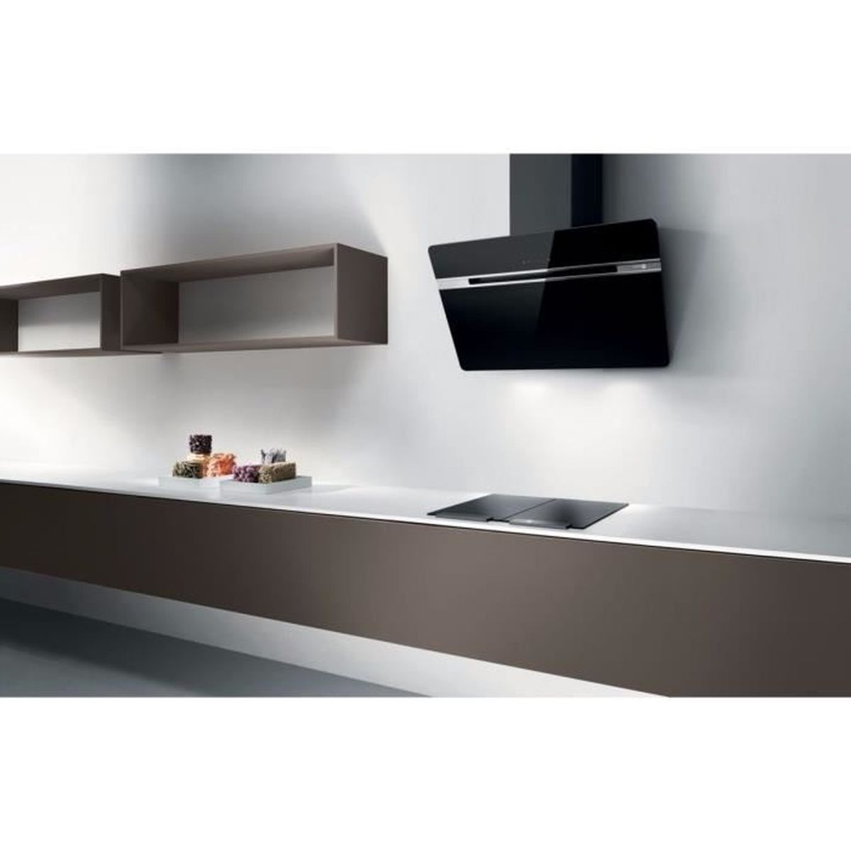 Cocina moderna con campana extractora negra sobre una placa de cocina.