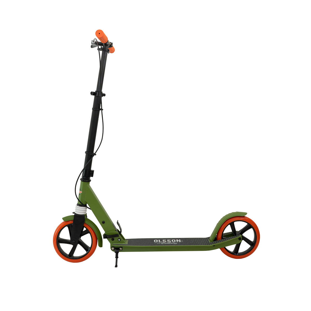 Un patinete Olsson verde con ruedas naranjas sobre un fondo blanco.